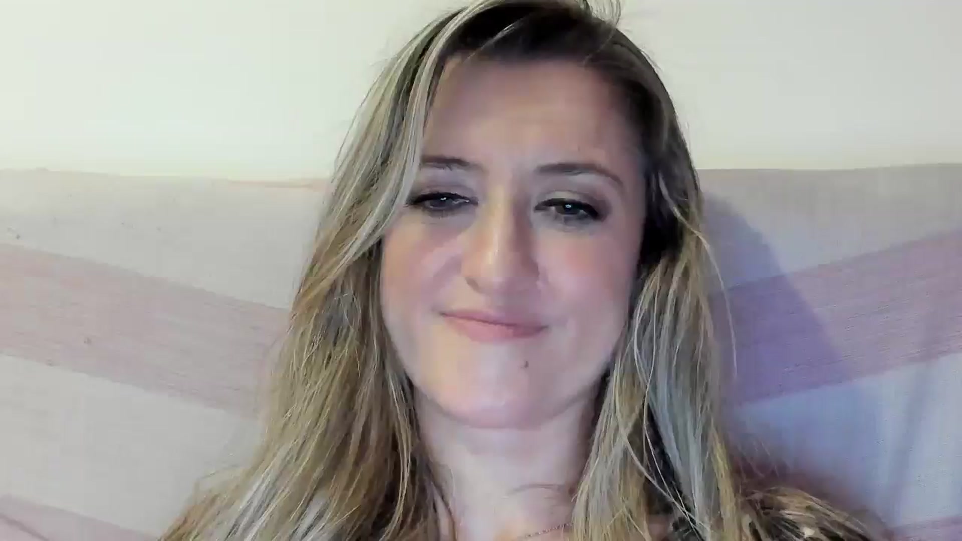 Gallery image thumbnail from BestDream's myfreecams stream on, 12/05/2025, 03:27 image 1 of 20