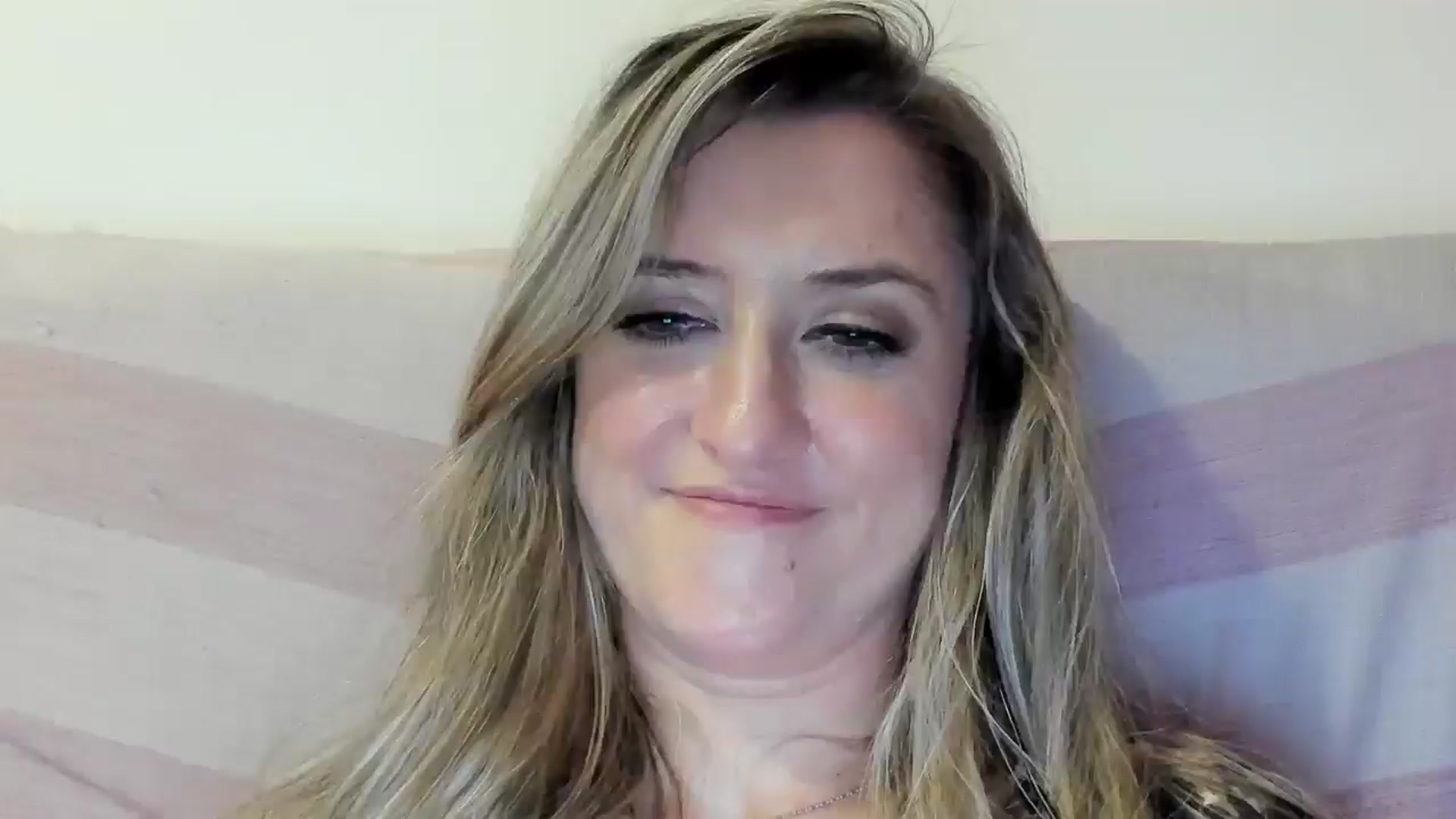Gallery image thumbnail from BestDream's myfreecams stream on, 12/05/2025, 03:27 image 13 of 20