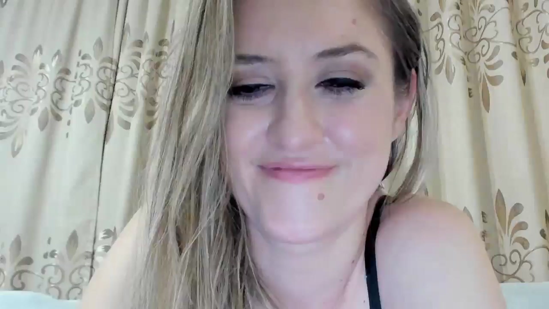 Gallery image thumbnail from BestDream's myfreecams stream on, 12/17/2025, 01:09 image 9 of 20