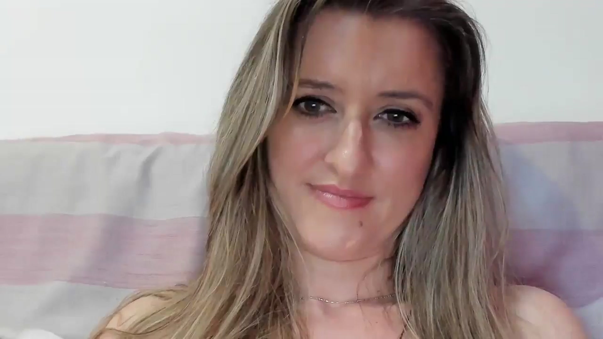 Gallery image thumbnail from BestDream's myfreecams stream on, 04/01/2026, 24:45 image 9 of 20