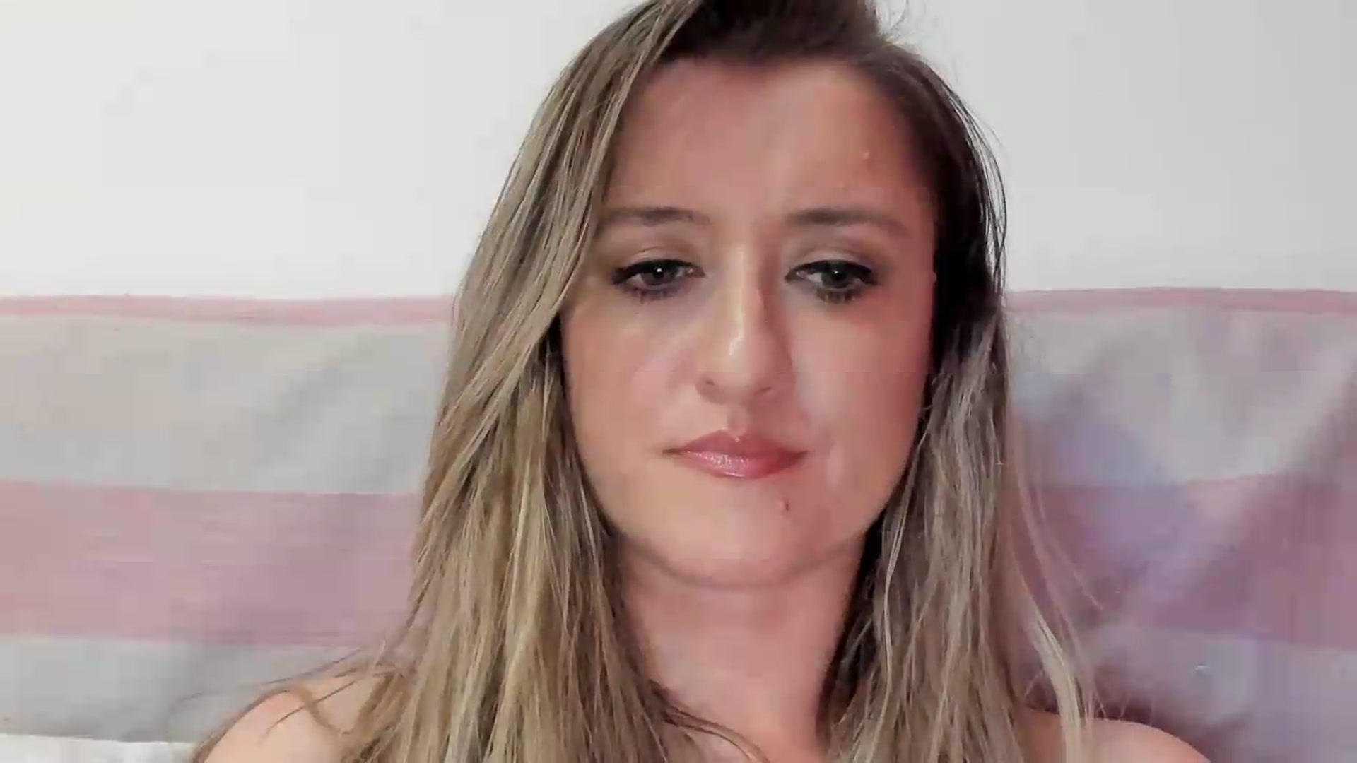 Gallery image thumbnail from BestDream's myfreecams stream on, 05/15/2026, 22:34 image 17 of 20