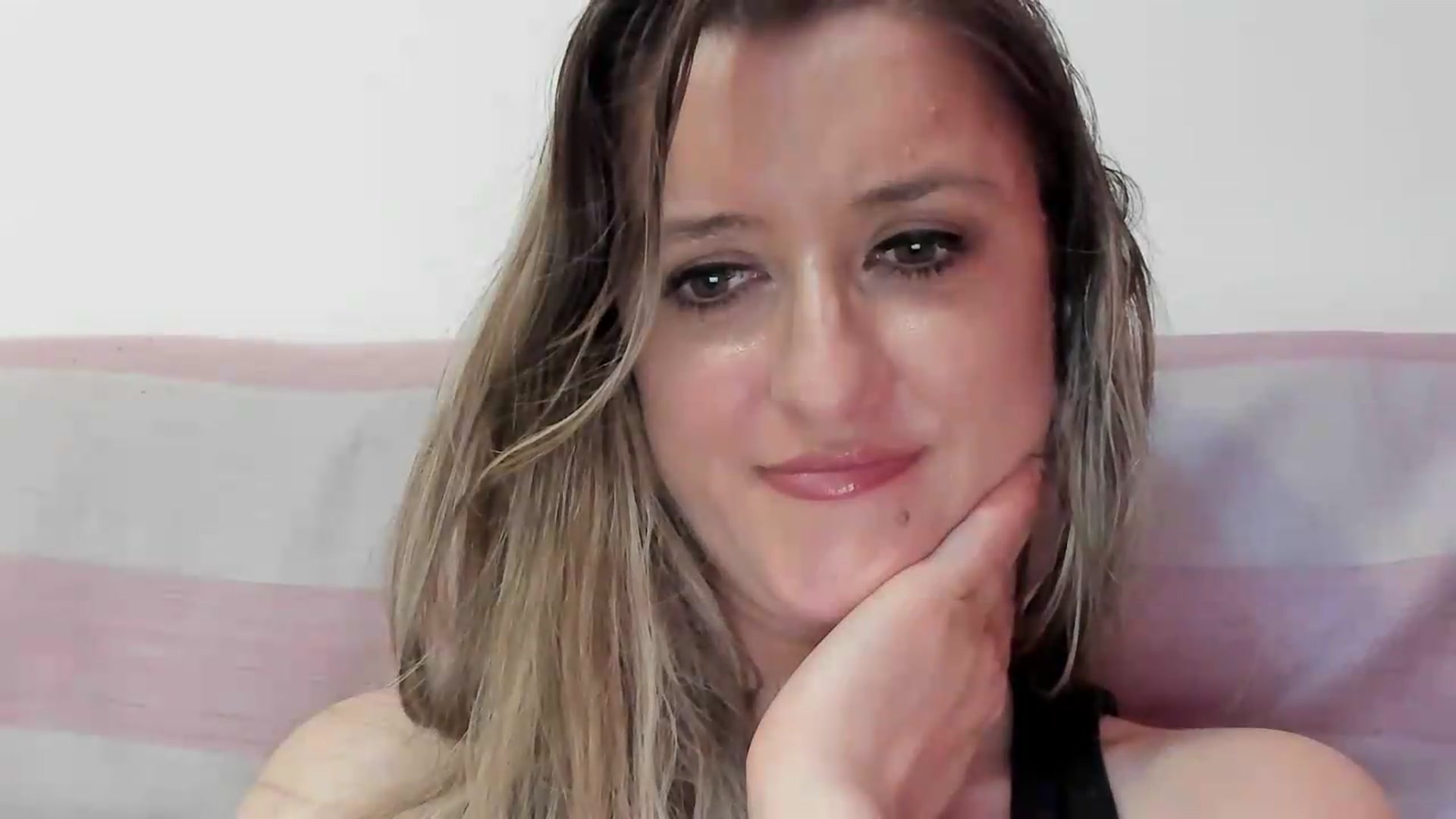 Gallery image thumbnail from BestDream's myfreecams stream on, 05/16/2026, 01:21 image 15 of 20