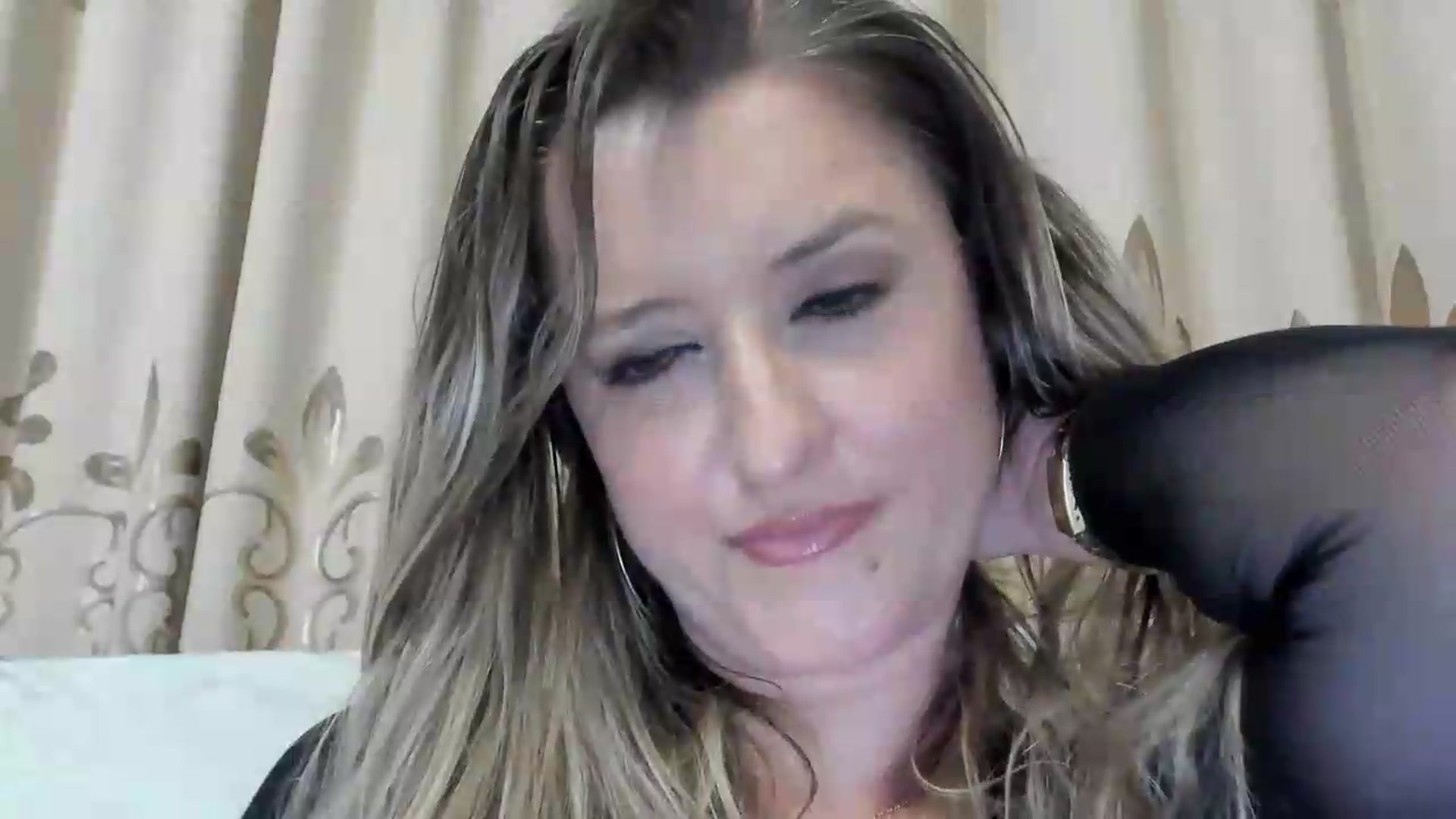 Gallery image thumbnail from BestDream's myfreecams stream on, 05/18/2026, 24:07 image 16 of 20