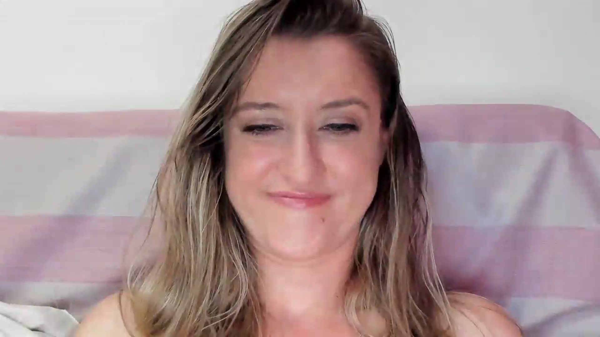 Gallery image thumbnail from BestDream's myfreecams stream on, 05/30/2026, 24:16 image 17 of 20