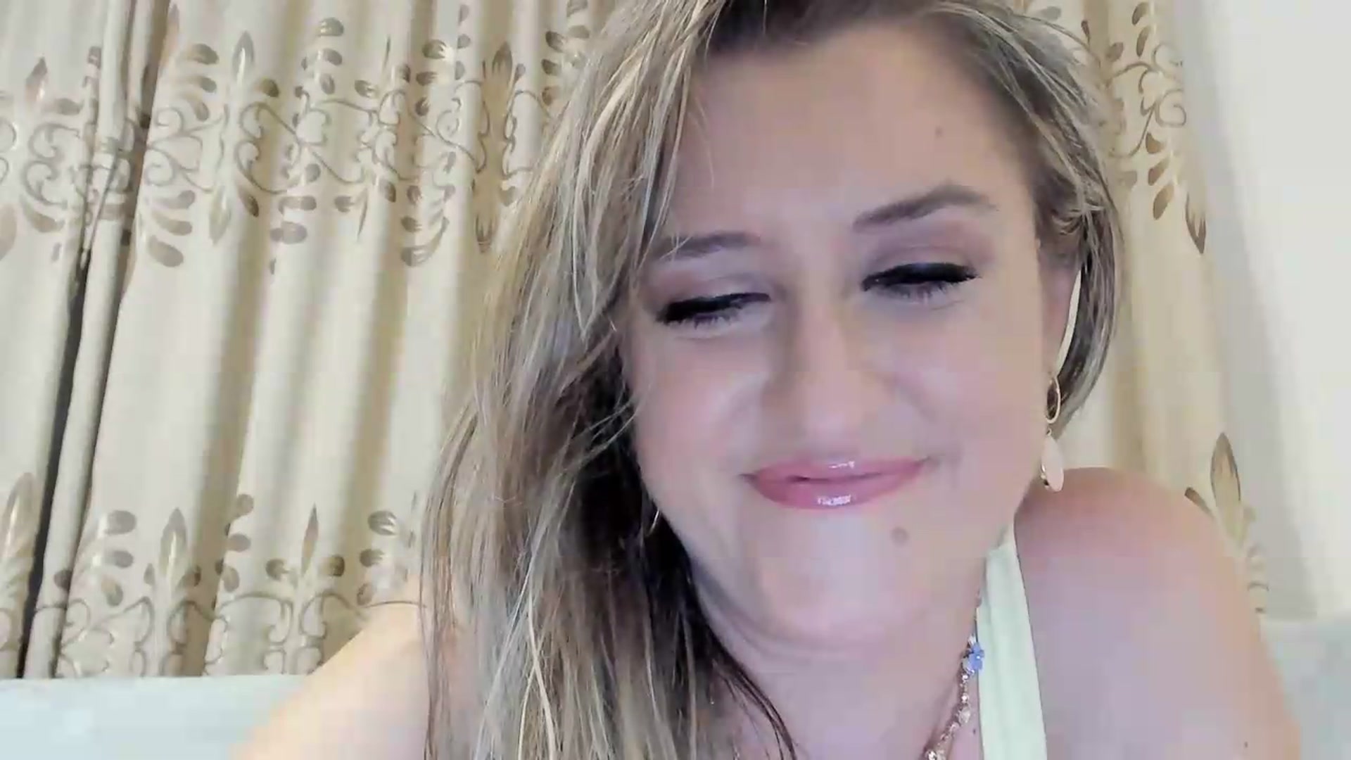 Gallery image thumbnail from BestDream's myfreecams stream on, 08/19/2026, 01:26 image 17 of 20