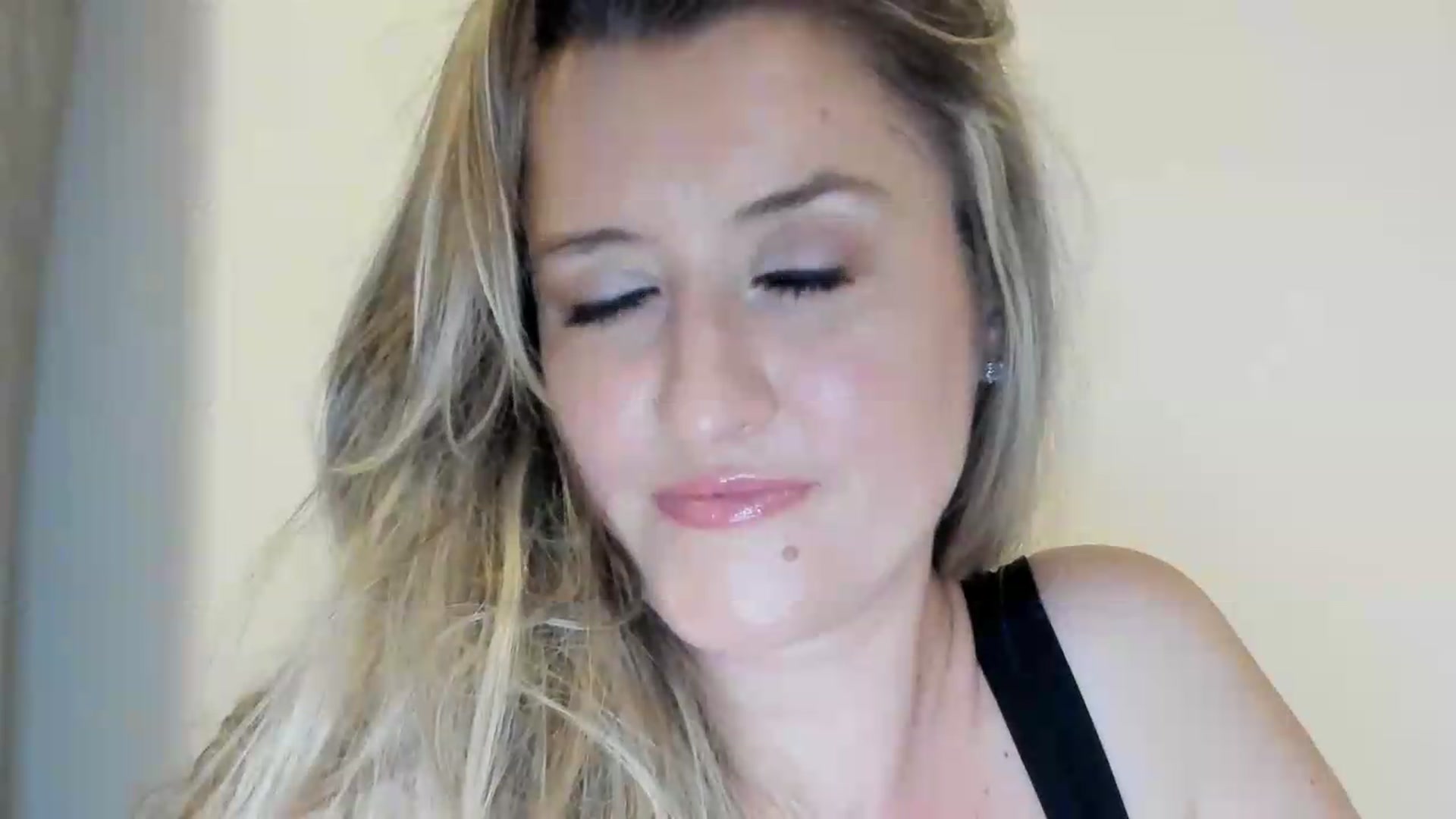 Gallery image thumbnail from BestDream's myfreecams stream on, 09/01/2026, 22:56 image 15 of 20
