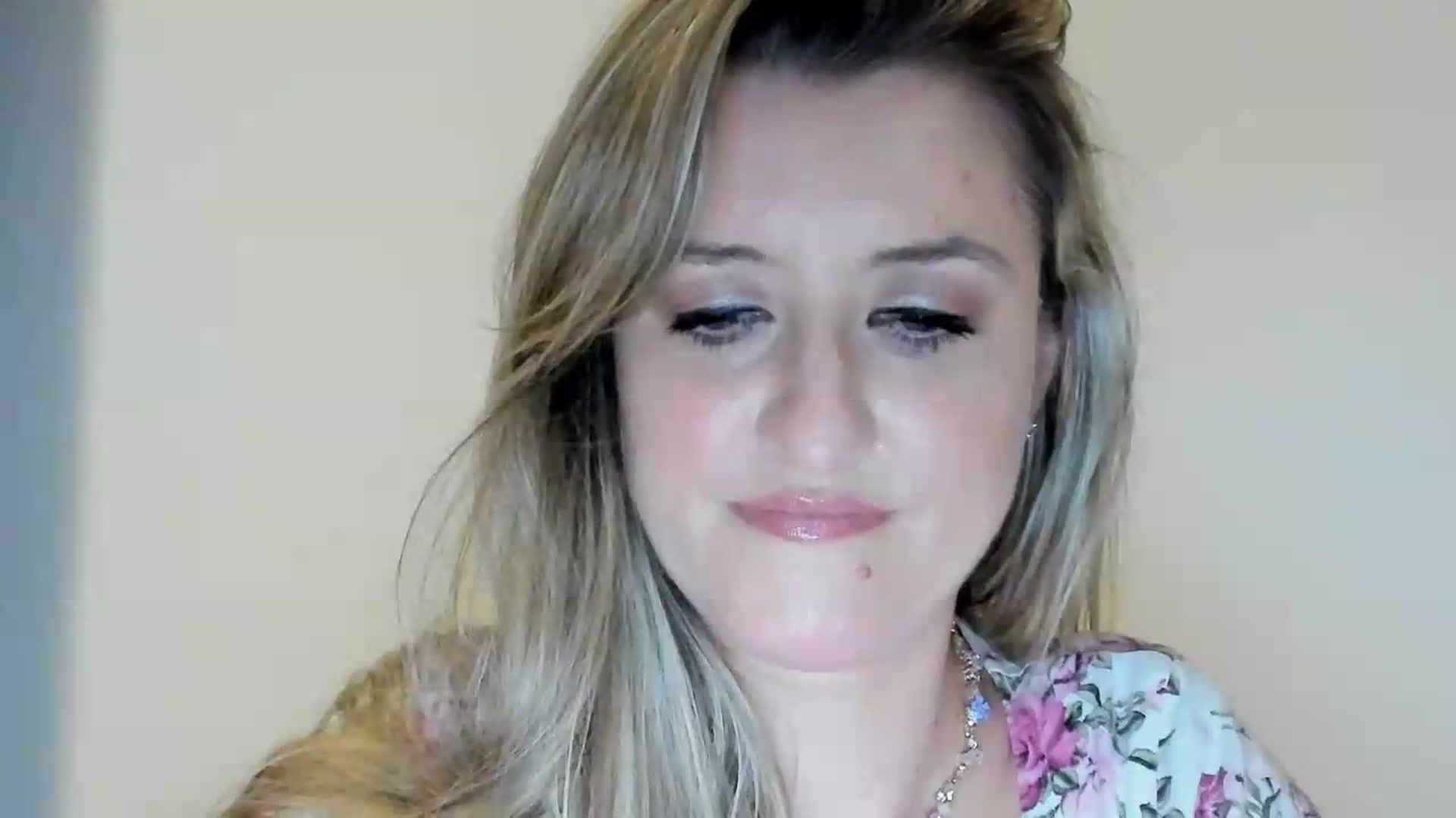 Gallery image thumbnail from BestDream's myfreecams stream on, 09/04/2026, 24:13 image 10 of 20