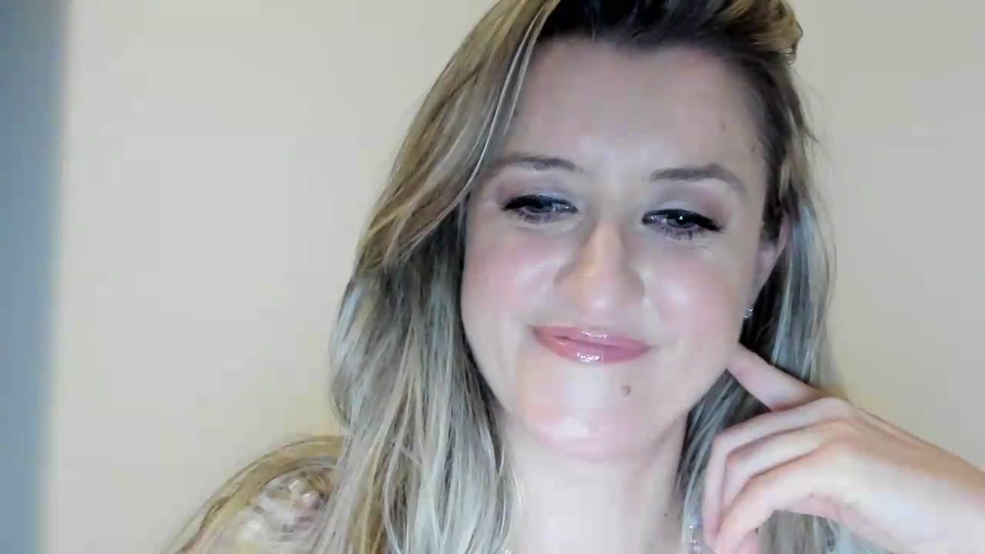 Gallery image thumbnail from BestDream's myfreecams stream on, 09/04/2026, 24:13 image 12 of 20