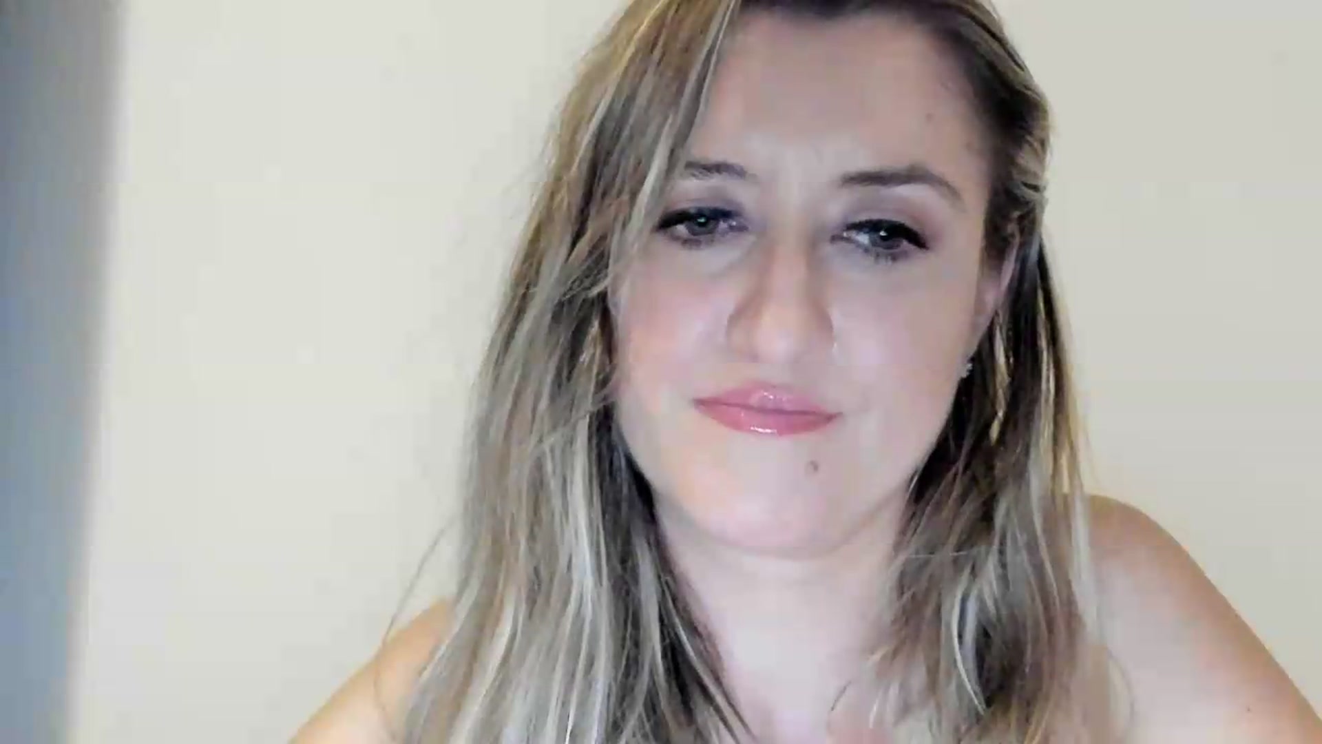 Gallery image thumbnail from BestDream's myfreecams stream on, 09/05/2026, 24:05 image 13 of 20