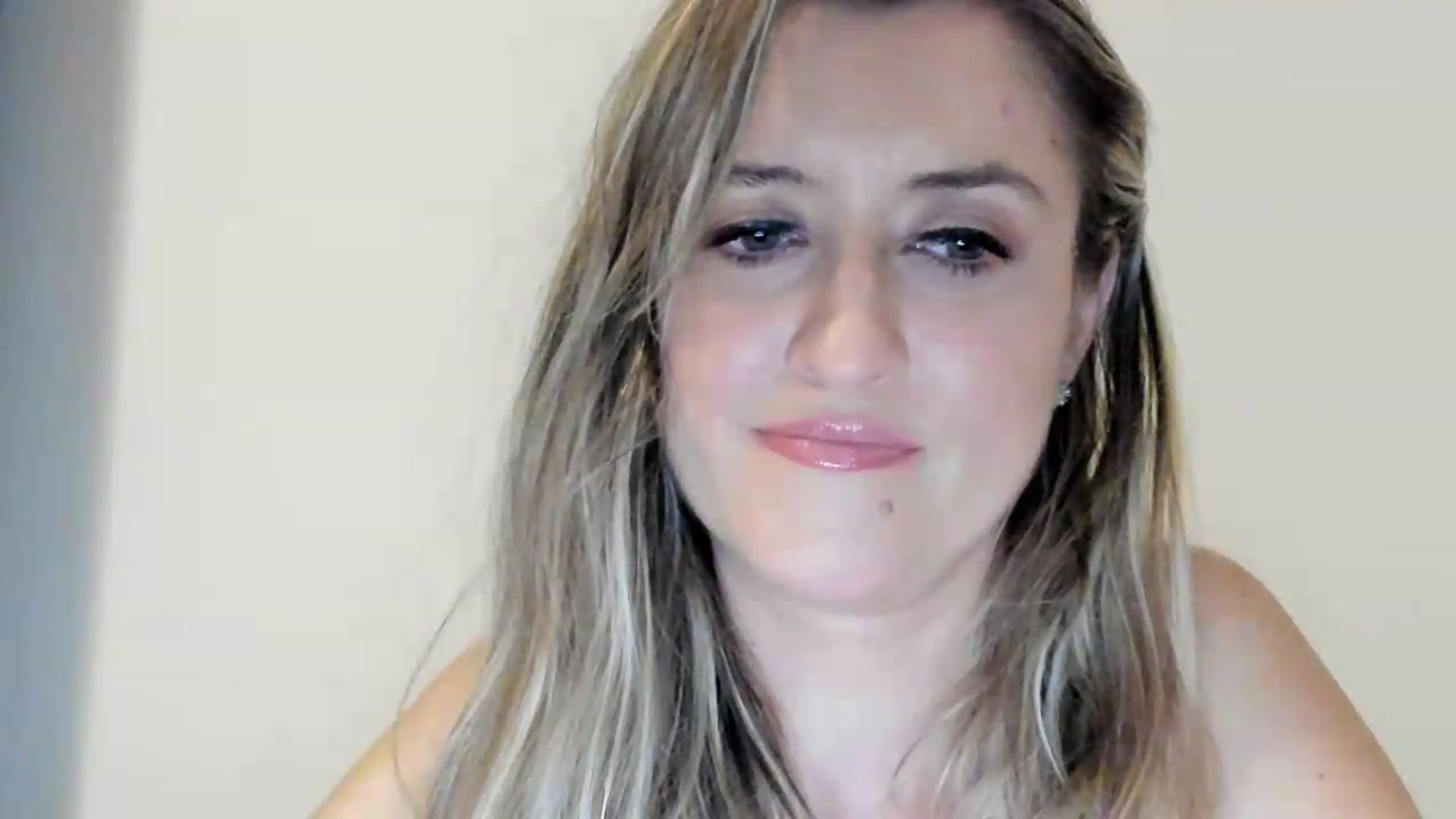 Gallery image thumbnail from BestDream's myfreecams stream on, 09/05/2026, 24:05 image 12 of 20