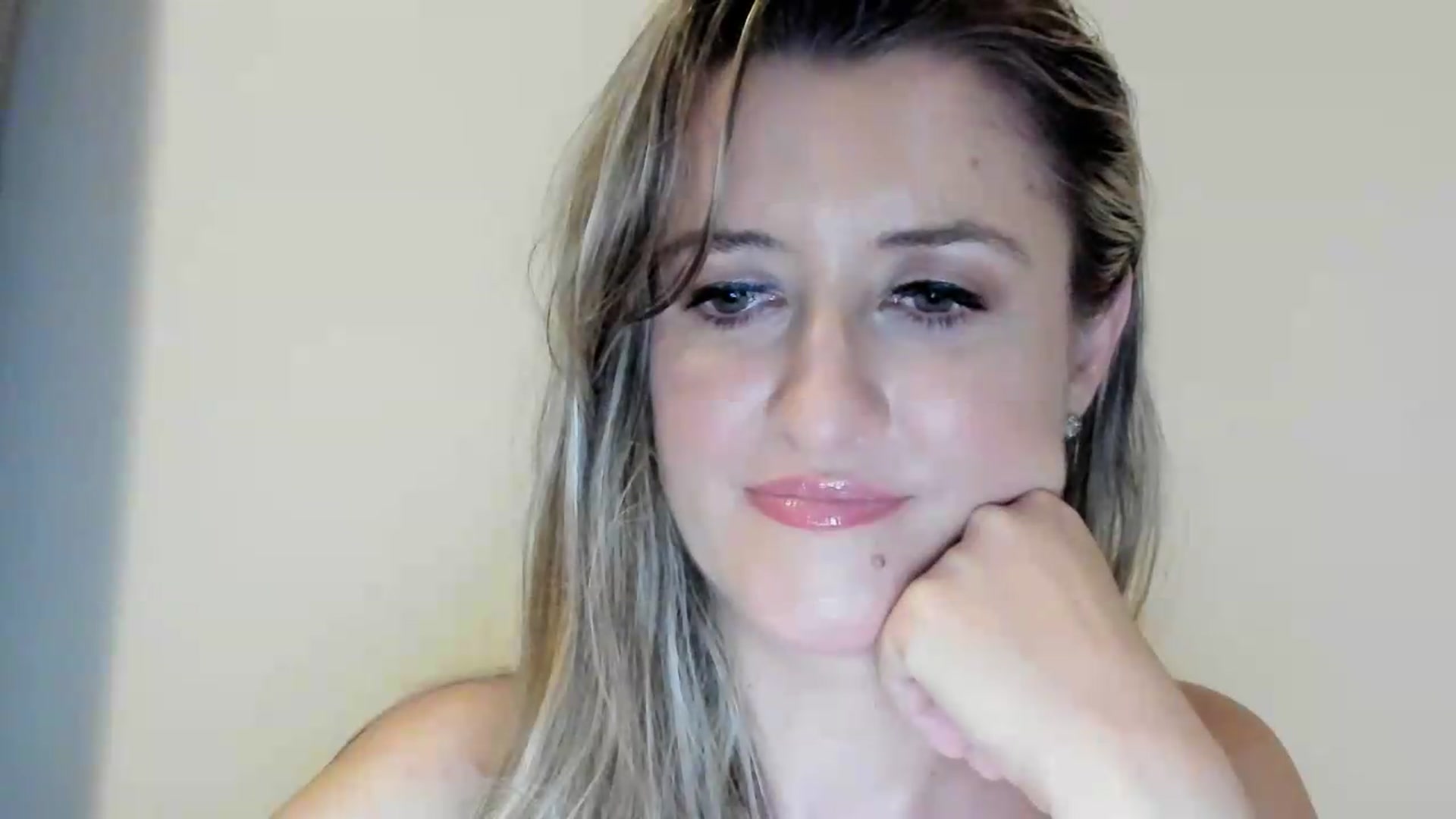 Gallery image thumbnail from BestDream's myfreecams stream on, 09/05/2026, 24:53 image 15 of 20