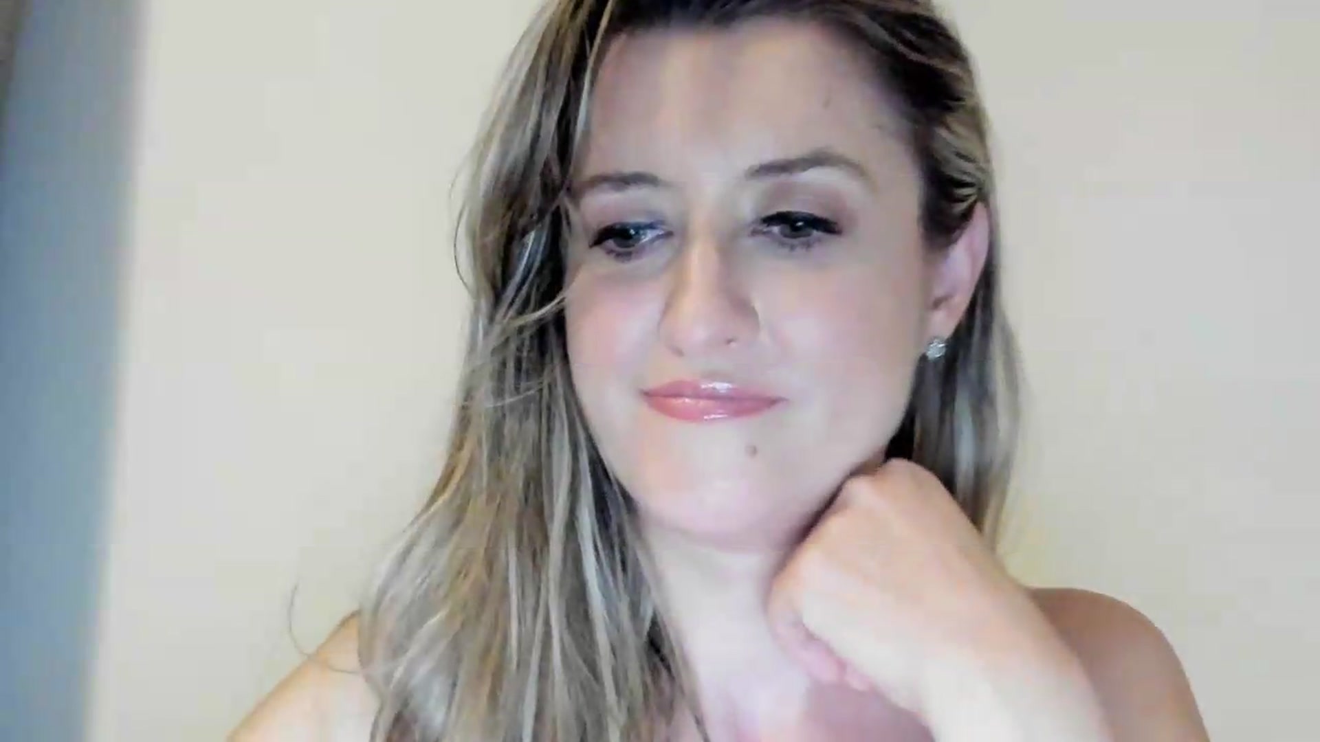 Gallery image thumbnail from BestDream's myfreecams stream on, 09/05/2026, 24:53 image 6 of 20