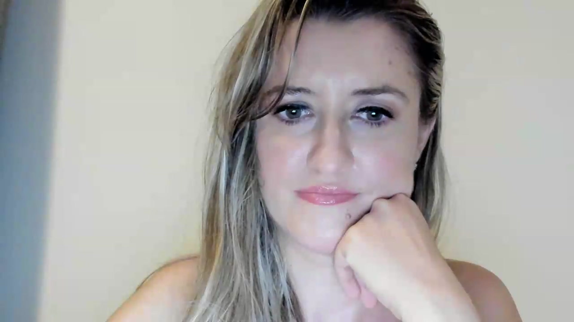 Gallery image thumbnail from BestDream's myfreecams stream on, 09/05/2026, 24:53 image 14 of 20