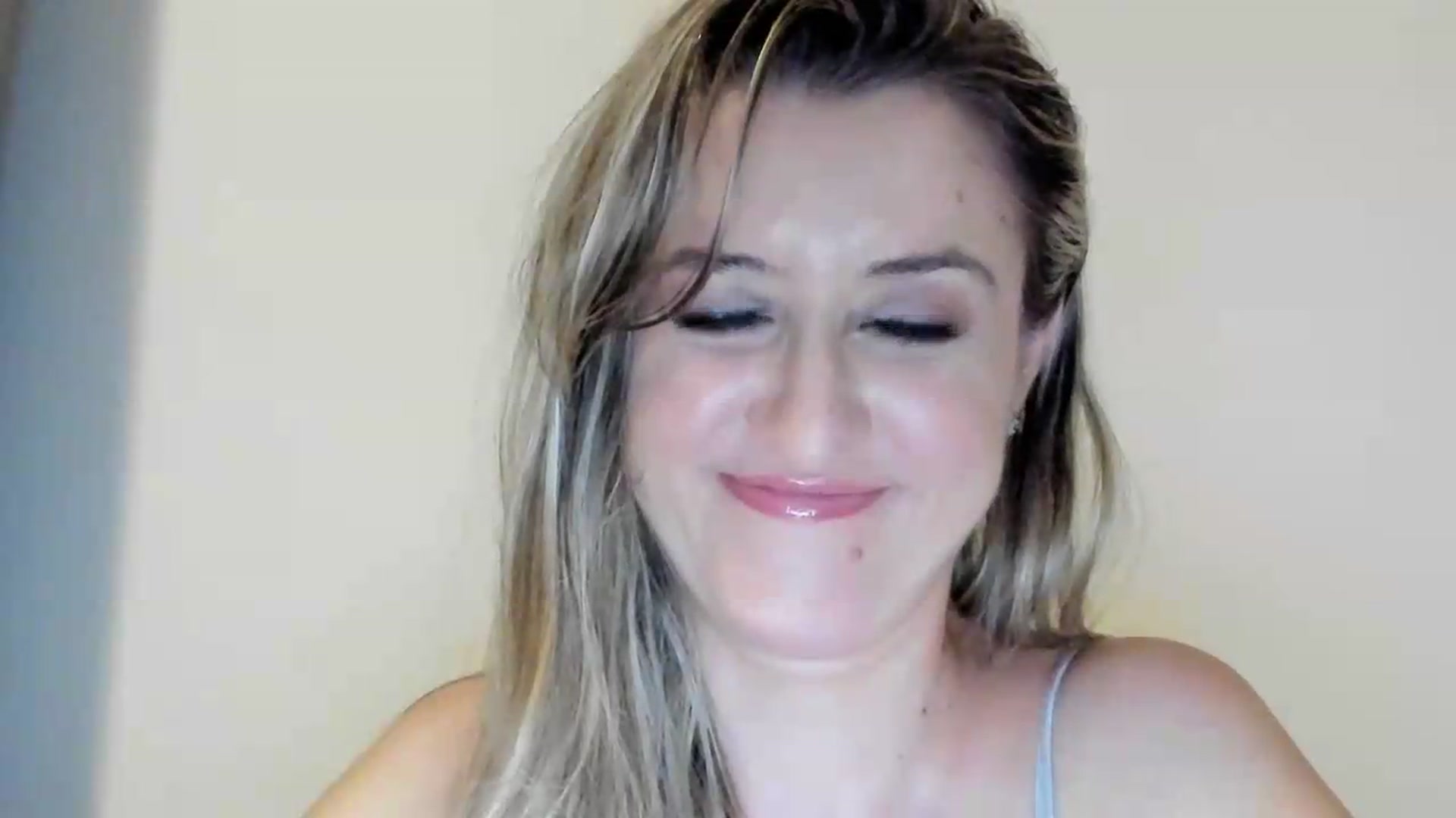 Gallery image thumbnail from BestDream's myfreecams stream on, 09/05/2026, 24:53 image 19 of 20