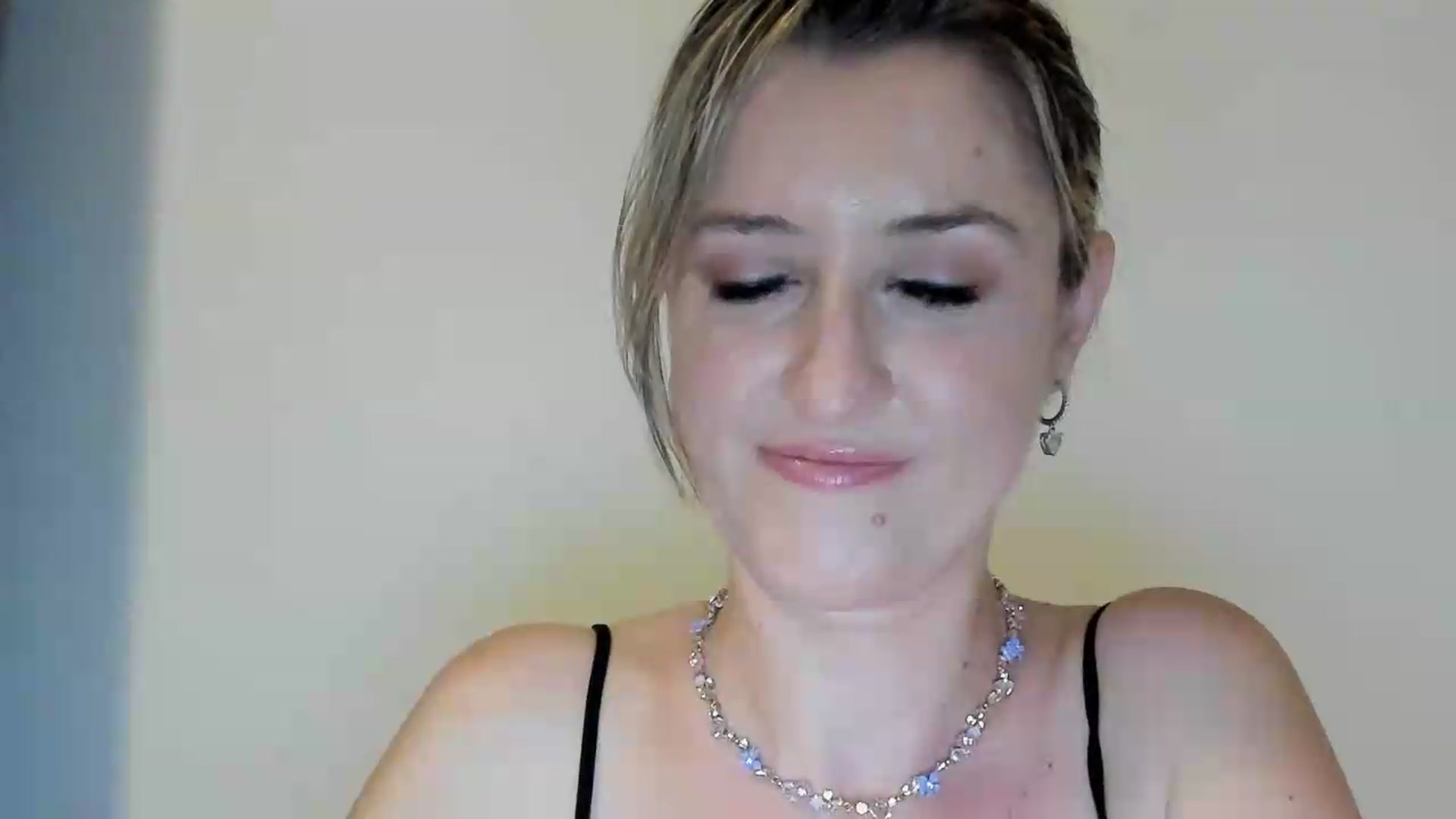 Gallery image thumbnail from BestDream's myfreecams stream on, 09/05/2026, 21:16 image 3 of 20