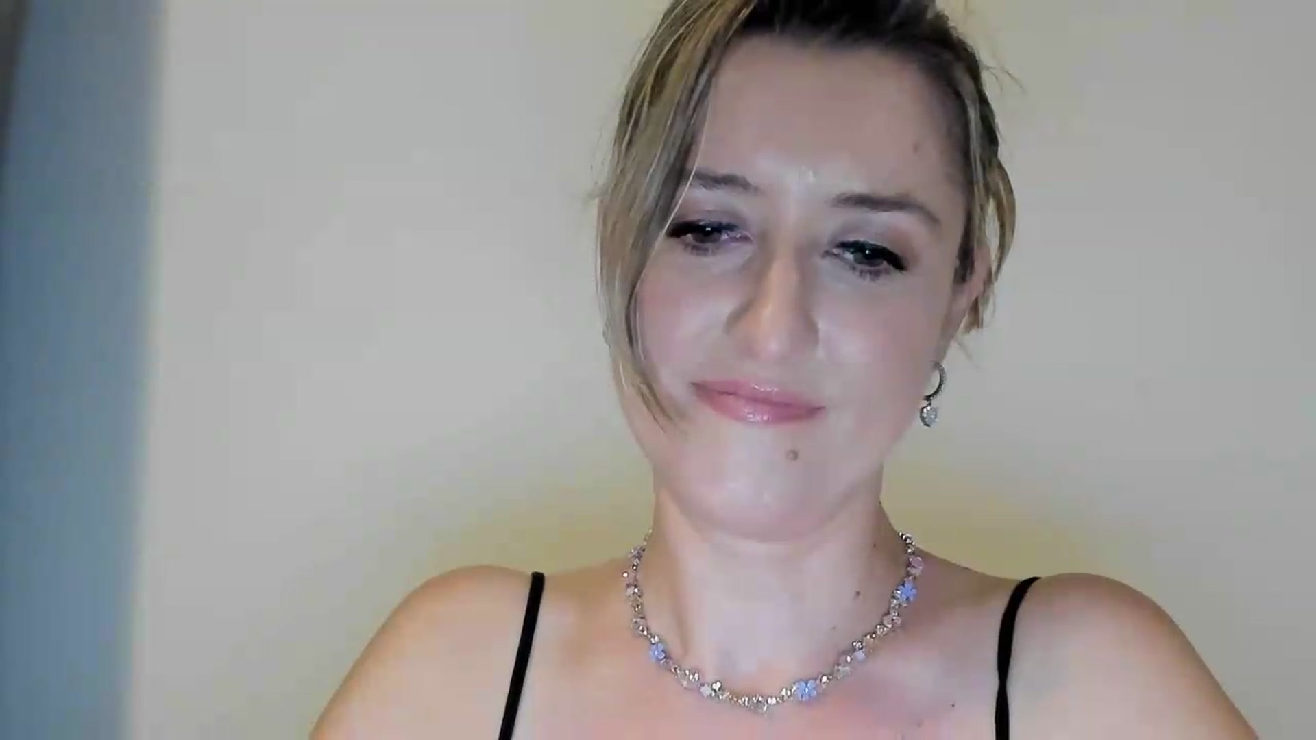 Gallery image thumbnail from BestDream's myfreecams stream on, 09/05/2026, 21:55 image 6 of 20