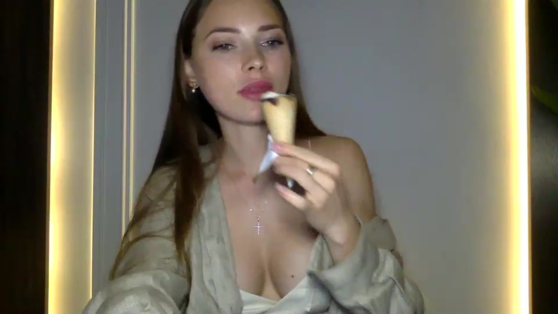 Gallery image thumbnail from Bestannforu's myfreecams stream on, 02/05/2025, 16:39 image 2 of 20