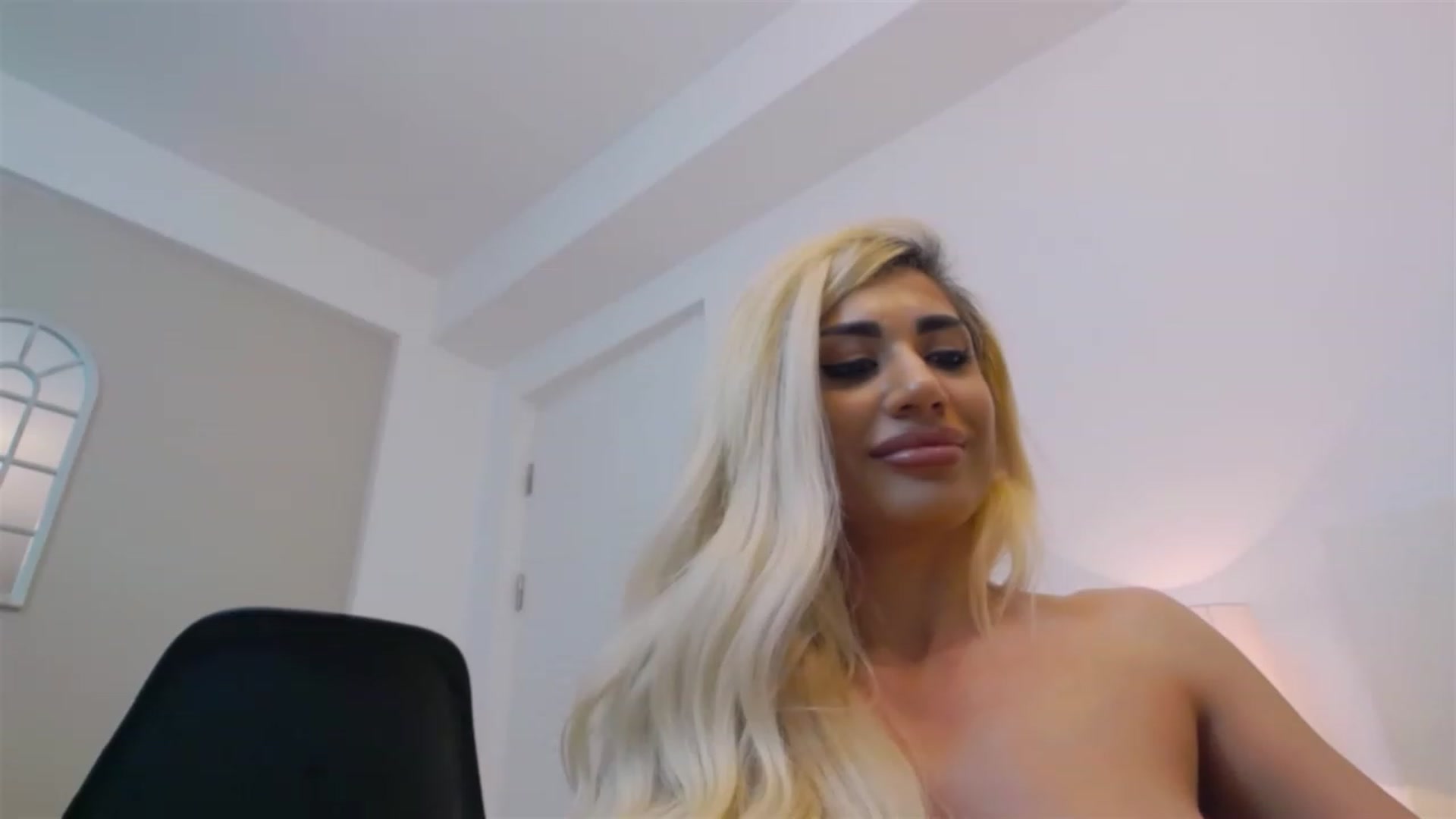Gallery image thumbnail from Bethierussell's myfreecams stream on, 02/18/2023, 23:38 image 3 of 20
