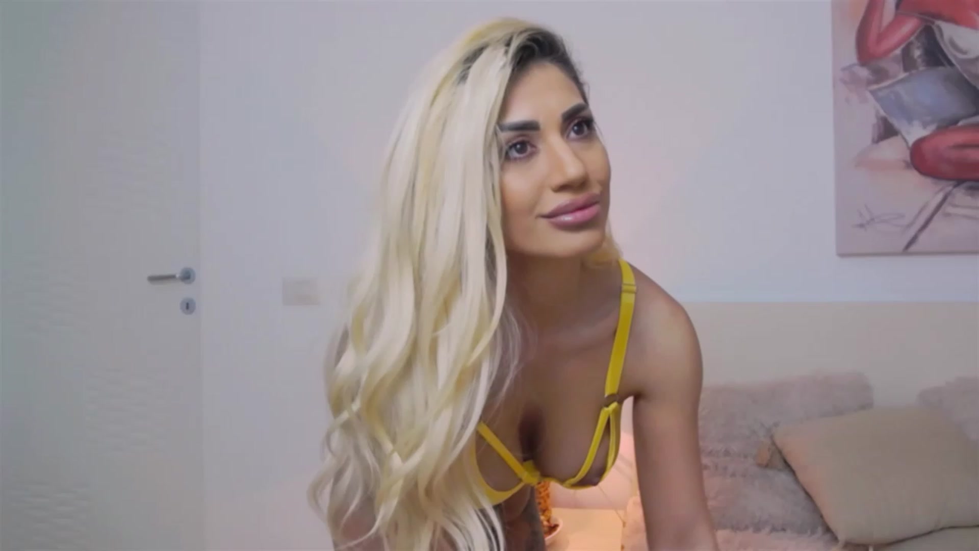 Gallery image thumbnail from Bethierussell's myfreecams stream on, 04/09/2023, 23:15 image 7 of 20