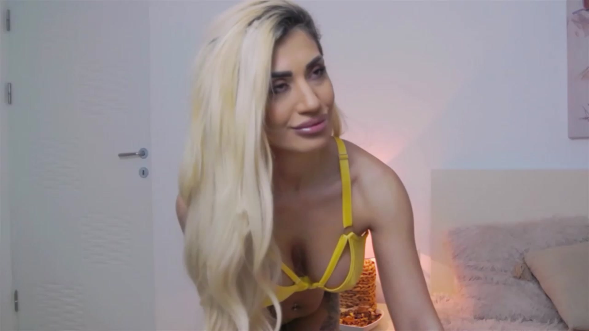 Gallery image thumbnail from Bethierussell's myfreecams stream on, 04/09/2023, 23:15 image 1 of 20