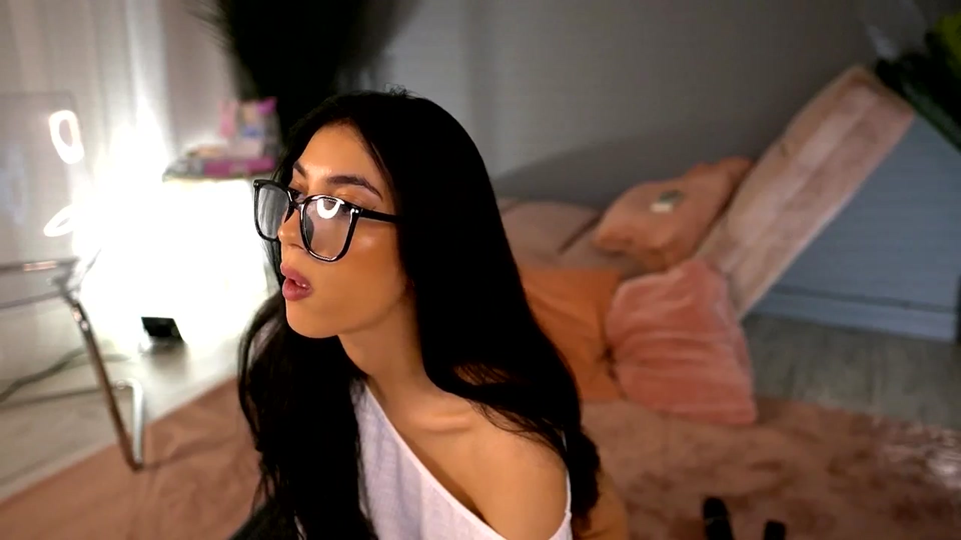 Gallery image thumbnail from BetsyGonzale's myfreecams stream on, 05/21/2025, 11:07 image 2 of 20