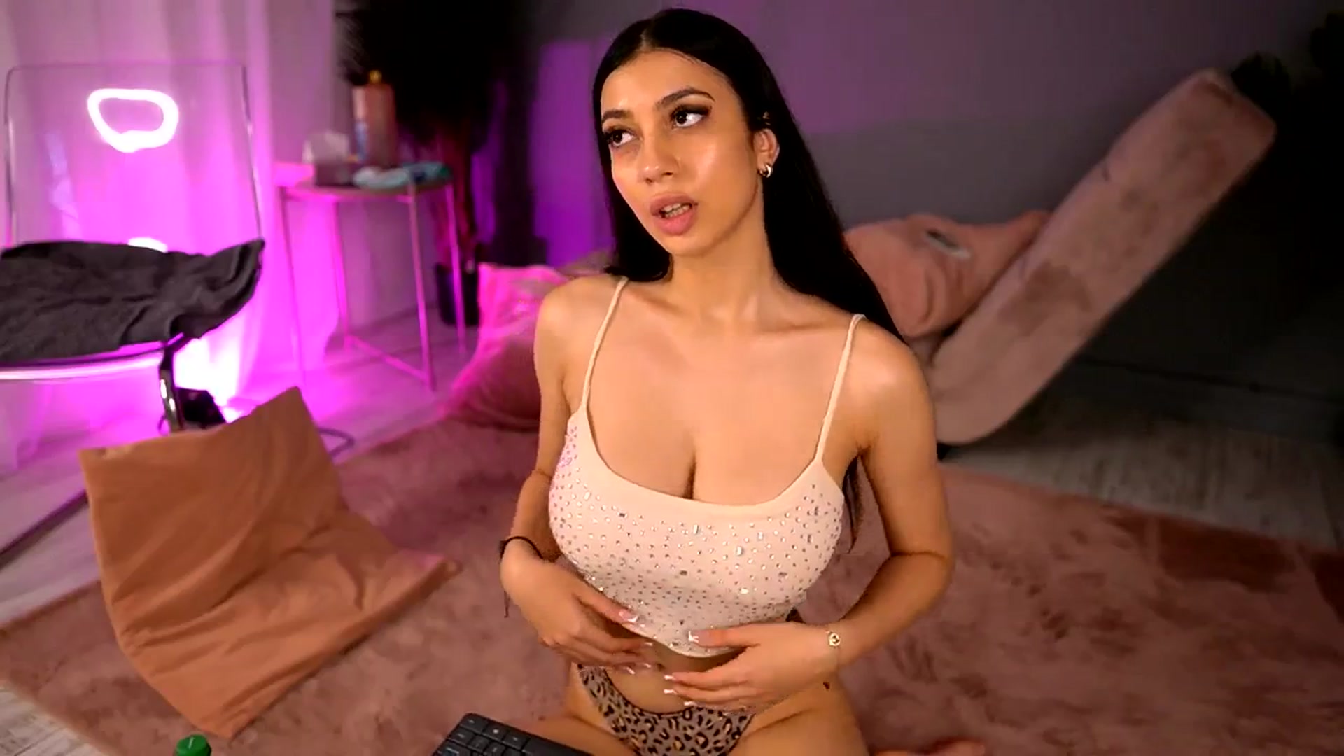Gallery image thumbnail from BetsyGonzale's myfreecams stream on, 06/06/2025, 07:39 image 2 of 20