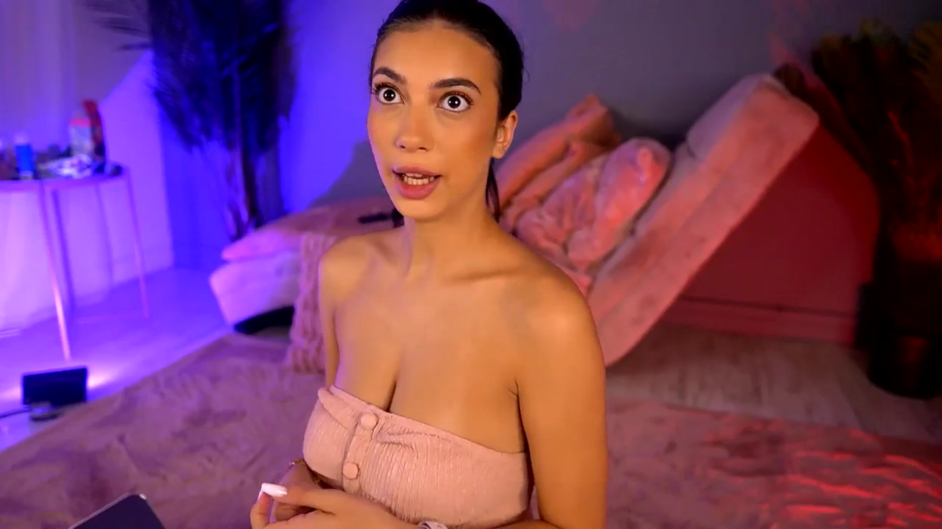 Gallery image thumbnail from BetsyGonzale's myfreecams stream on, 07/28/2025, 03:24 image 8 of 20