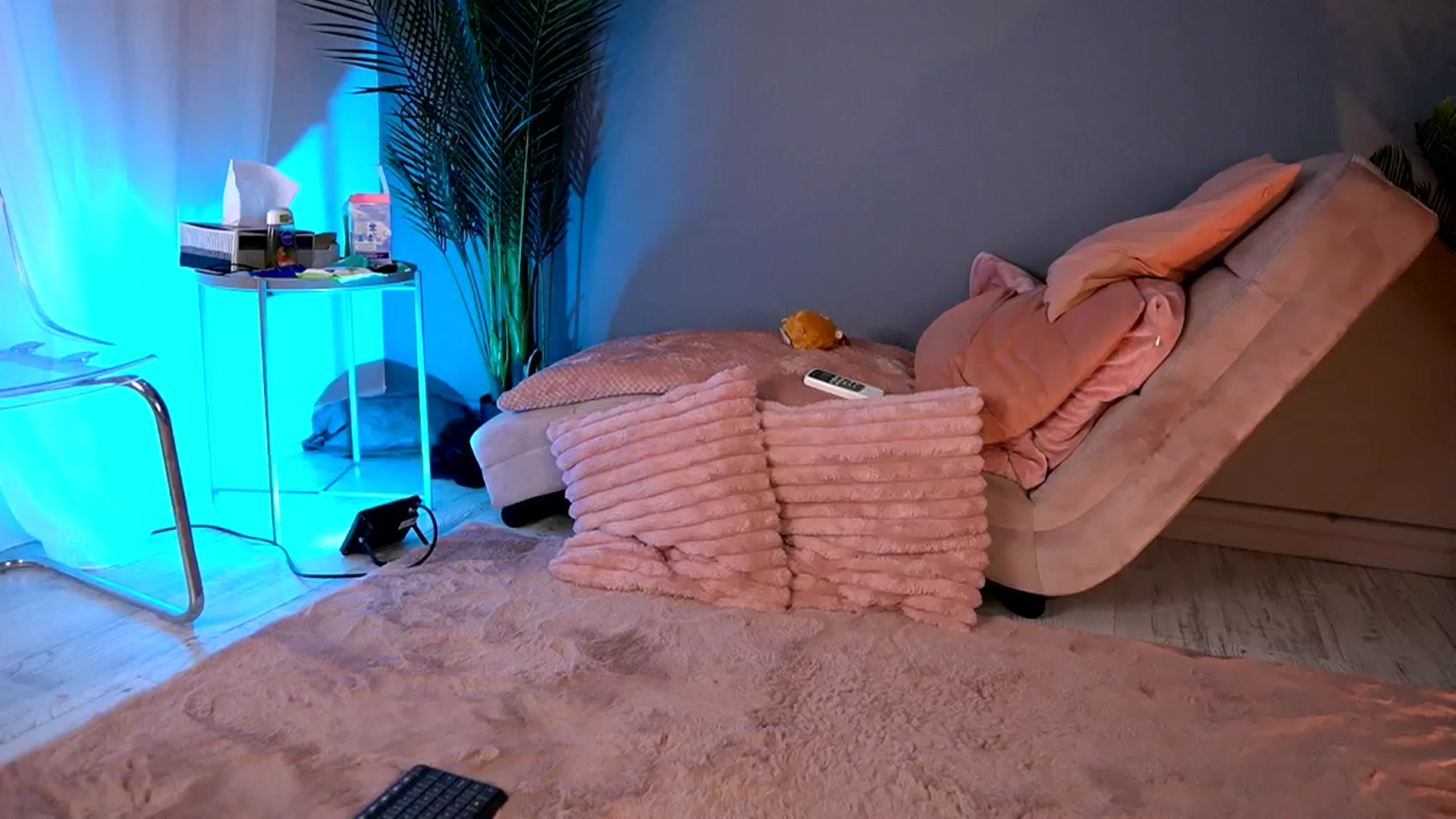 Gallery image thumbnail from BetsyGonzale's myfreecams stream on, 08/19/2025, 10:29 image 10 of 20