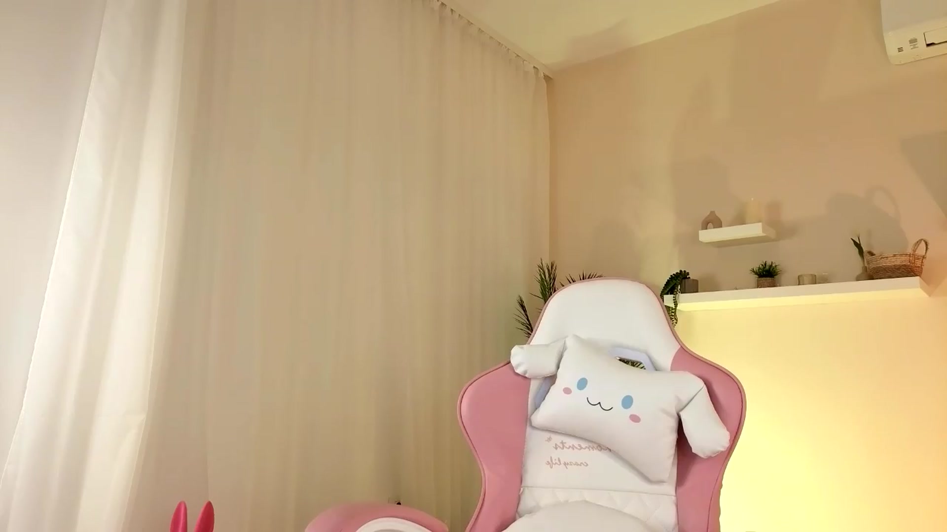 Gallery image thumbnail from BetsyGonzale's myfreecams stream on, 05/18/2026, 06:30 image 2 of 20