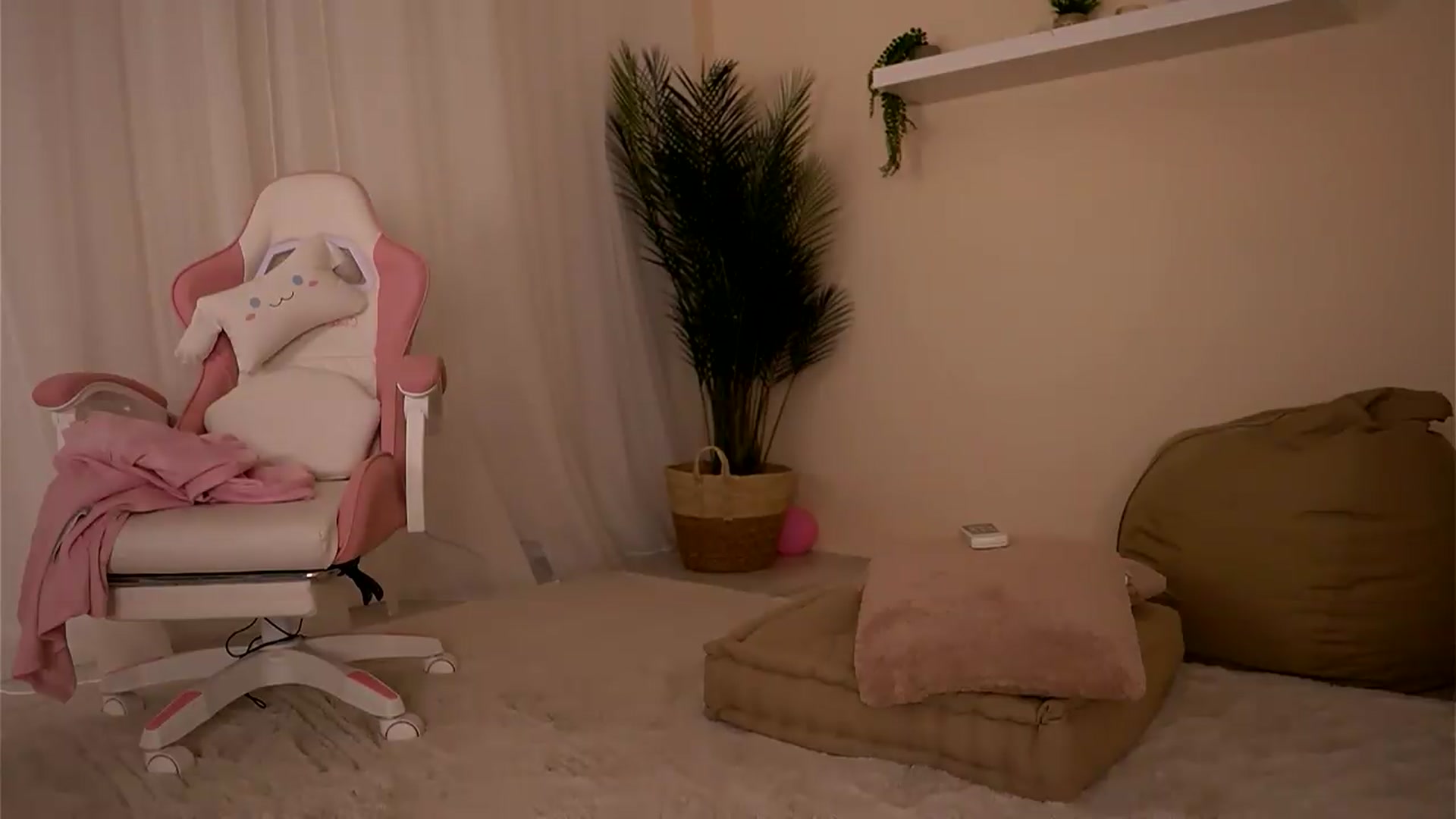 Gallery image thumbnail from BetsyGonzale's myfreecams stream on, 07/20/2026, 11:37 image 20 of 20
