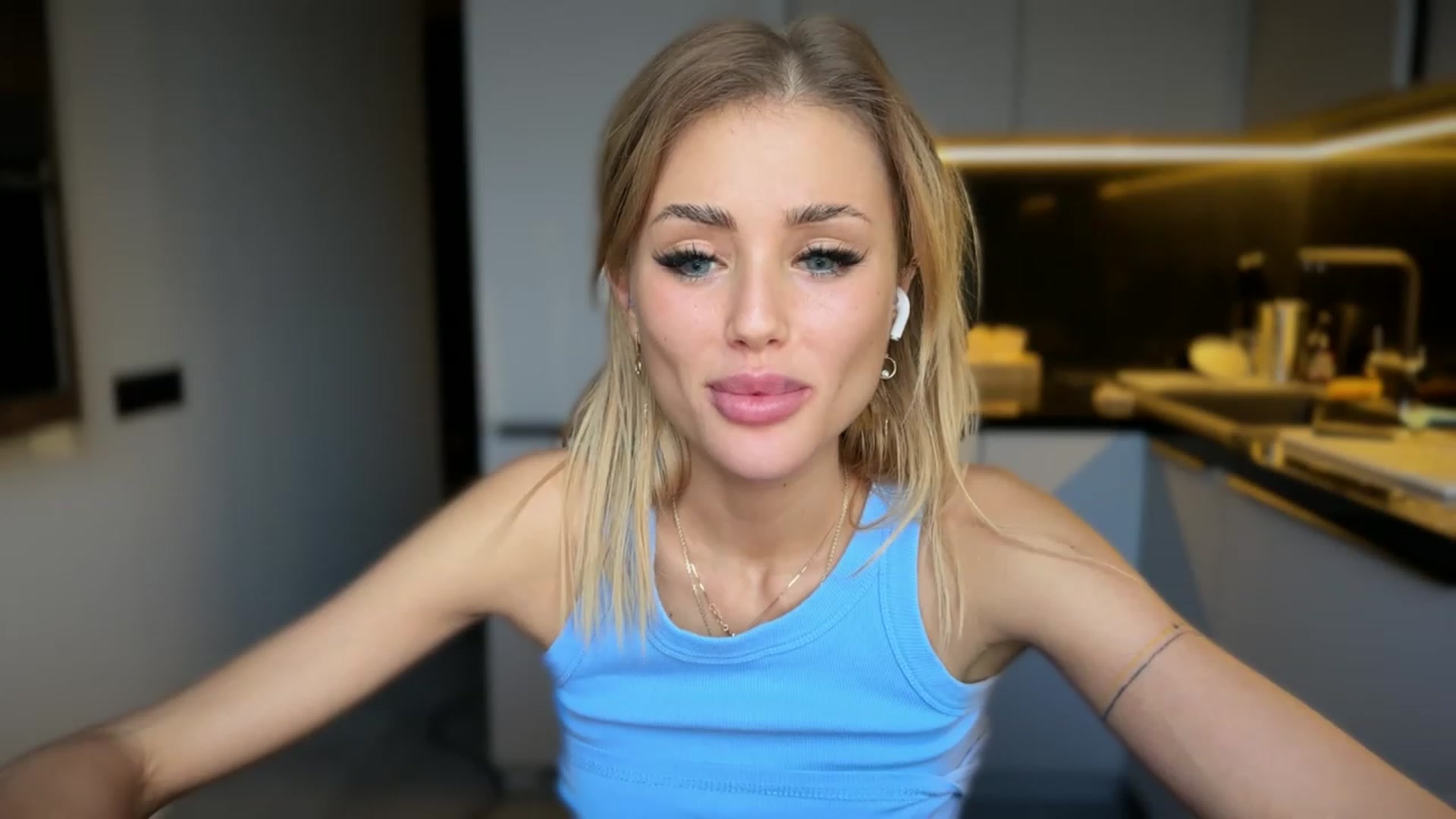 Gallery image thumbnail from Betty_xoxo's myfreecams stream on, 12/06/2022, 11:28 image 16 of 20