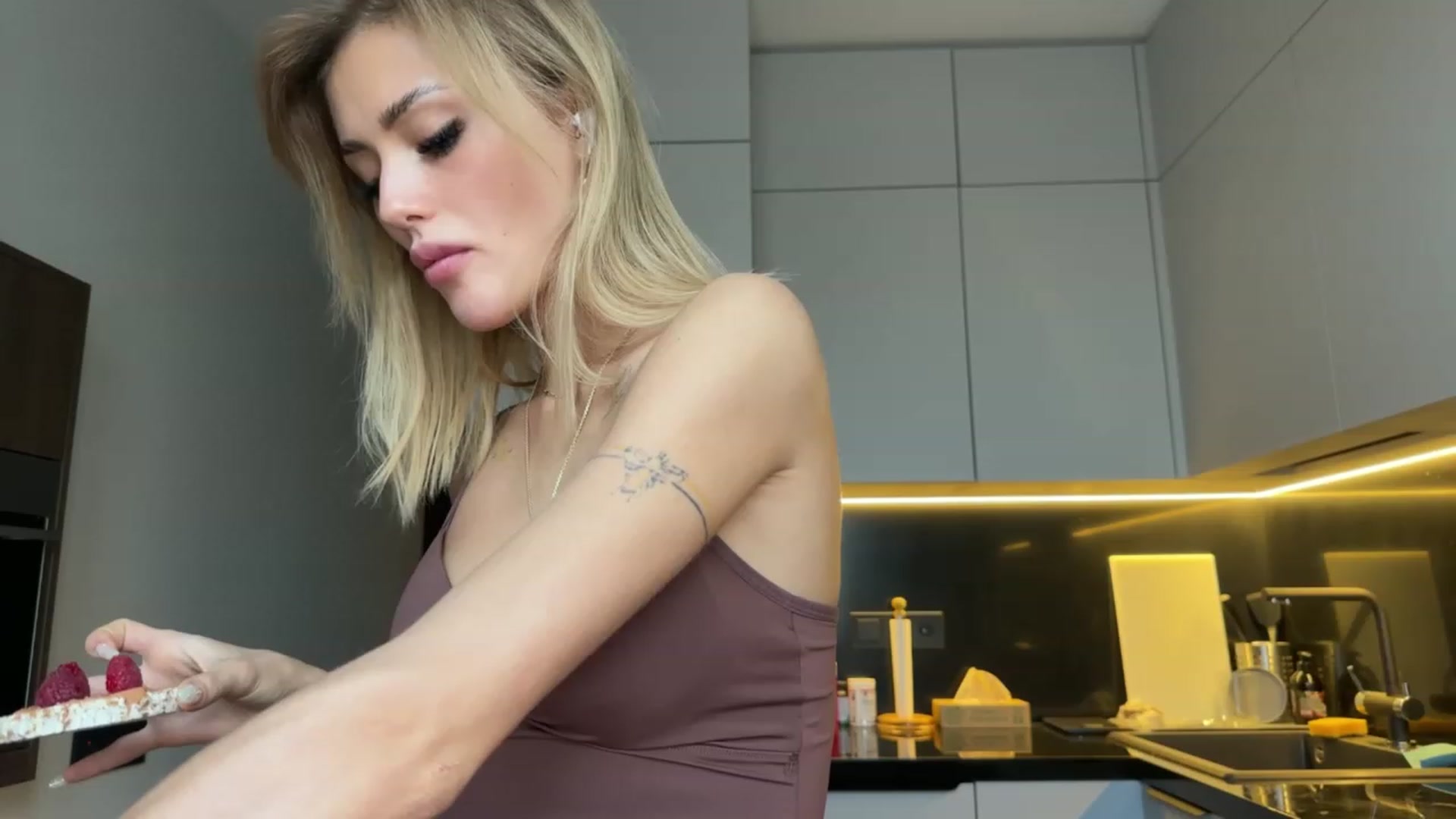 Gallery image thumbnail from Betty_xoxo's myfreecams stream on, 12/07/2022, 08:47 image 1 of 20