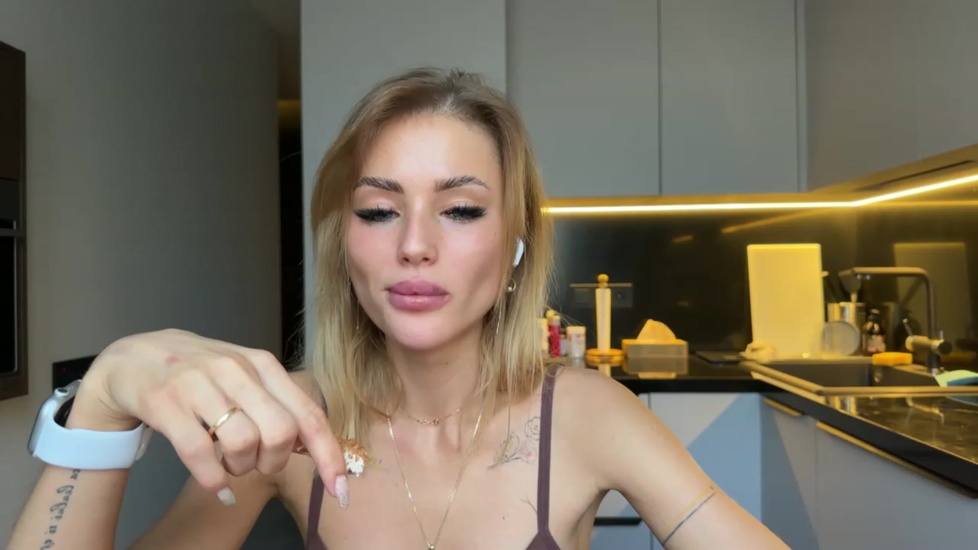 Gallery image thumbnail from Betty_xoxo's myfreecams stream on, 12/07/2022, 08:47 image 6 of 20