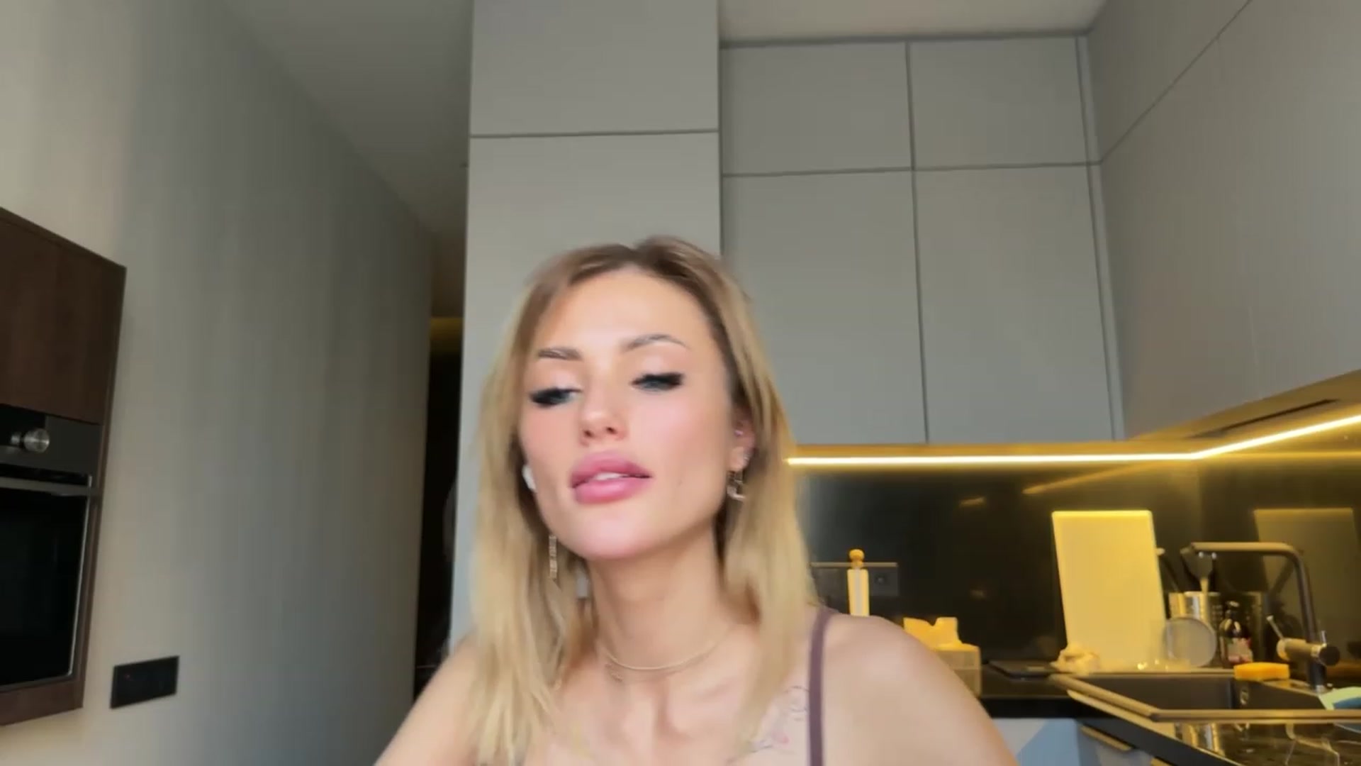 Gallery image thumbnail from Betty_xoxo's myfreecams stream on, 12/07/2022, 10:30 image 8 of 20