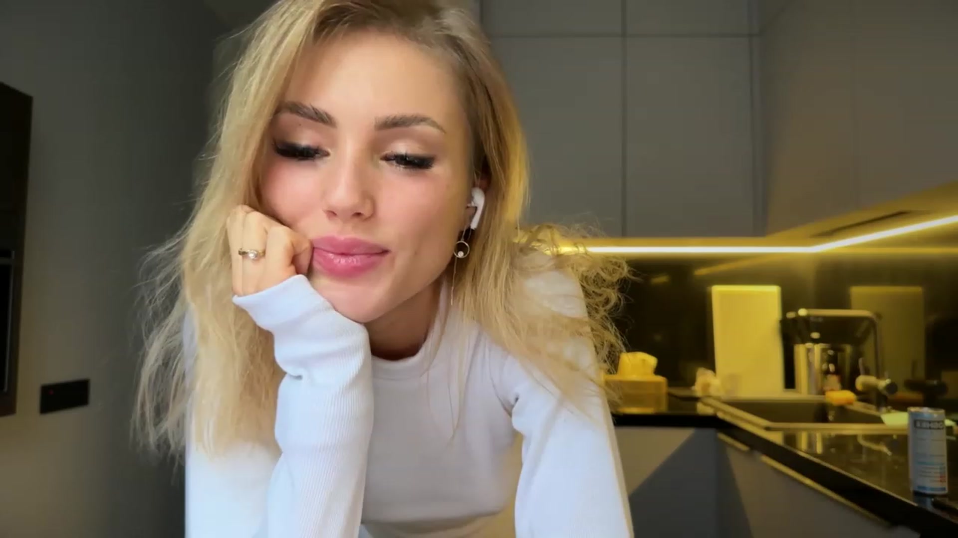 Gallery image thumbnail from Betty_xoxo's myfreecams stream on, 12/11/2022, 11:20 image 19 of 20