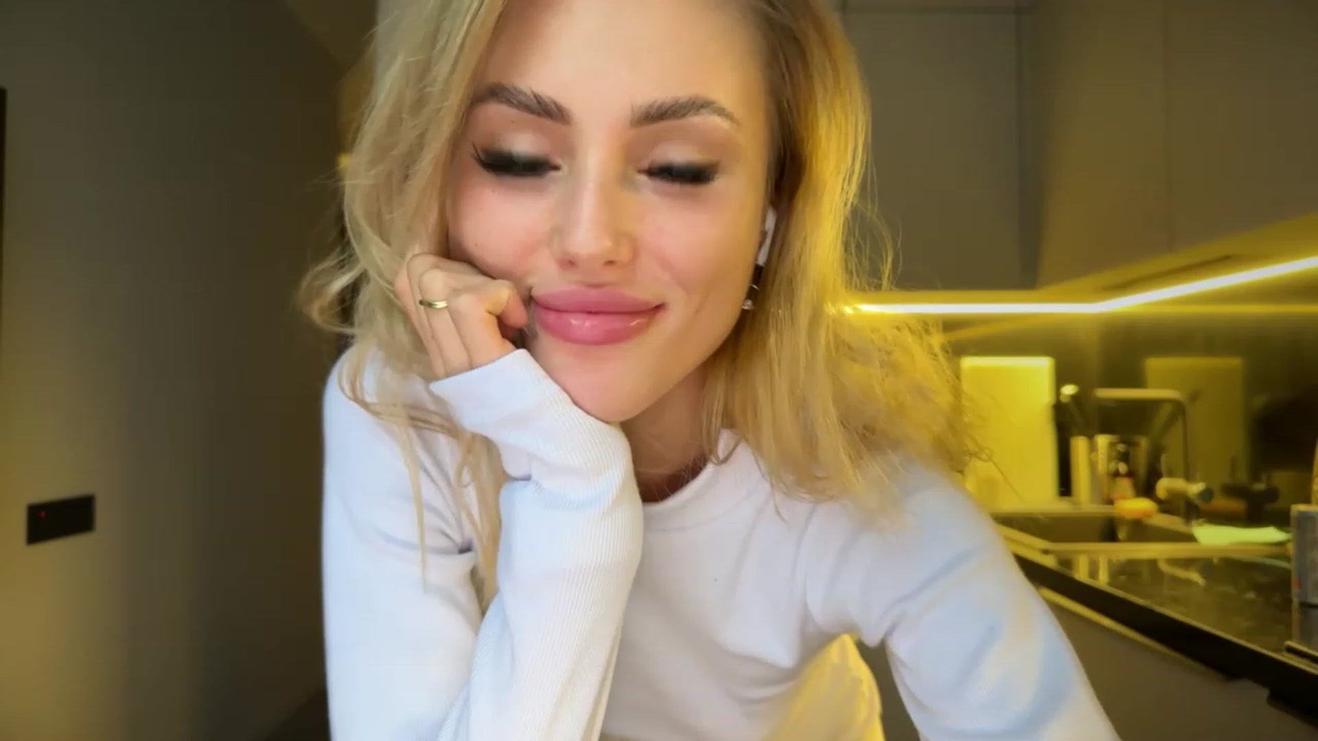 Gallery image thumbnail from Betty_xoxo's myfreecams stream on, 12/11/2022, 12:06 image 16 of 20