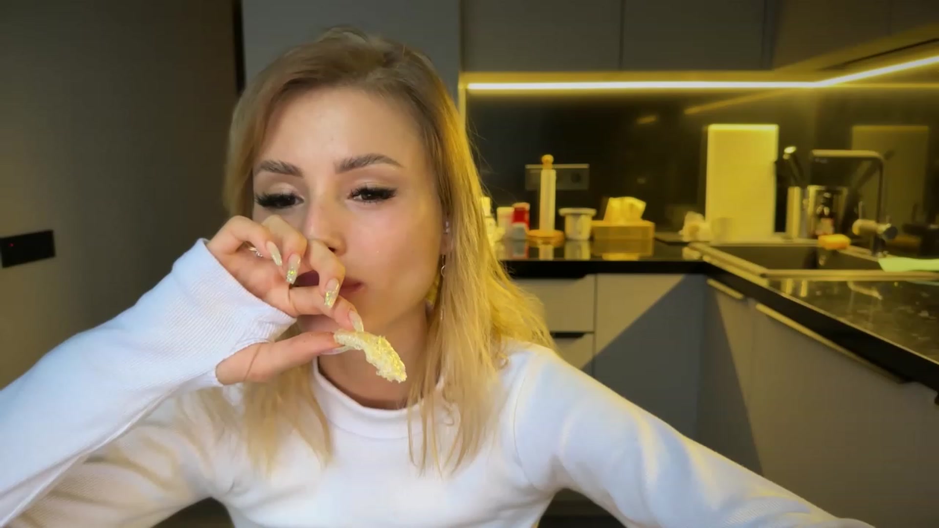 Gallery image thumbnail from Betty_xoxo's myfreecams stream on, 12/11/2022, 12:06 image 4 of 20
