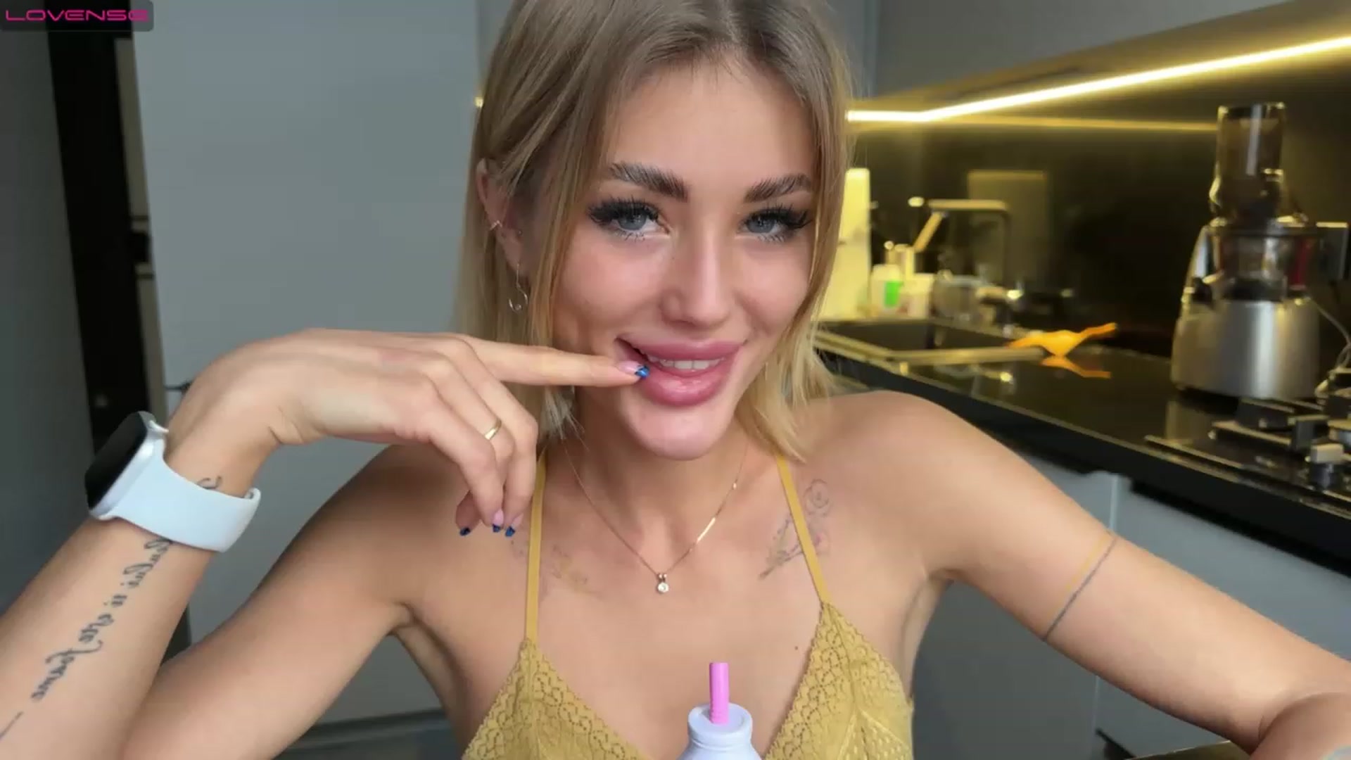 Gallery image thumbnail from Betty_xoxo's myfreecams stream on, 02/04/2023, 11:21 image 10 of 20