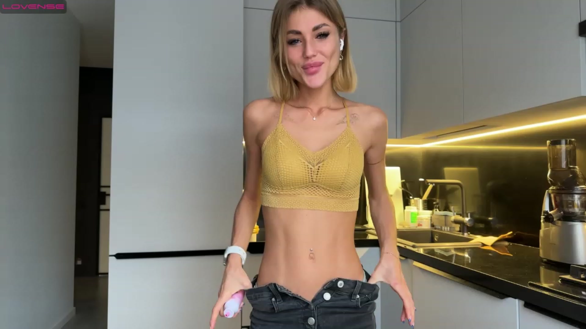Gallery image thumbnail from Betty_xoxo's myfreecams stream on, 02/04/2023, 11:21 image 3 of 20