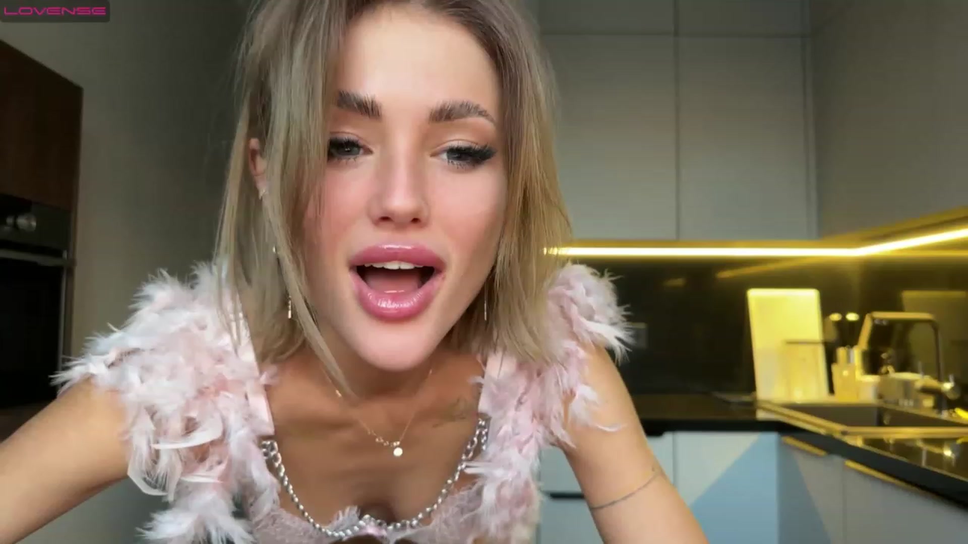 Gallery image thumbnail from Betty_xoxo's myfreecams stream on, 02/12/2023, 14:17 image 8 of 20