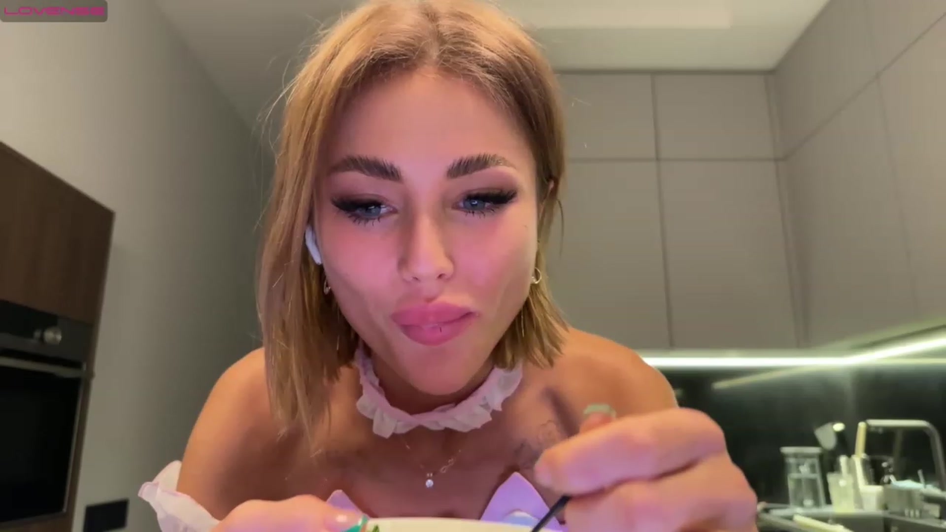 Gallery image thumbnail from Betty_xoxo's myfreecams stream on, 02/12/2023, 18:02 image 17 of 20