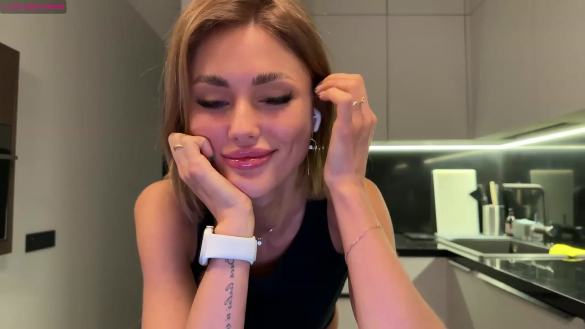 Gallery image thumbnail from Betty_xoxo's myfreecams stream on, 02/15/2023, 15:40 image 10 of 20