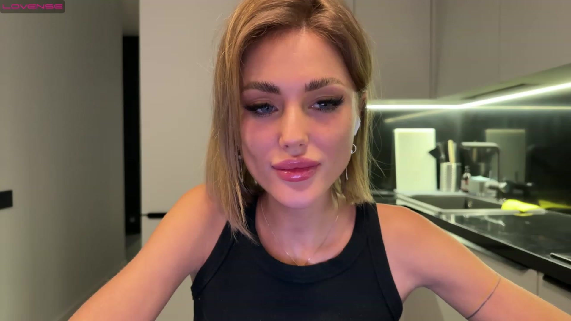 Gallery image thumbnail from Betty_xoxo's myfreecams stream on, 02/15/2023, 15:40 image 18 of 20