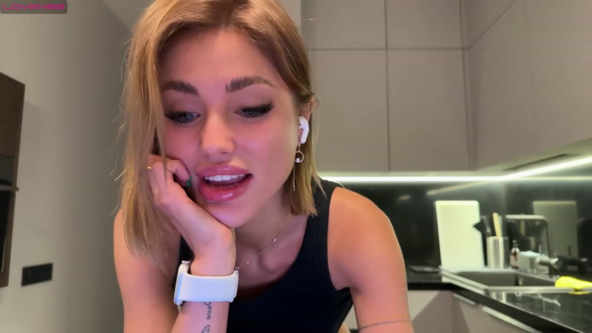Gallery image thumbnail from Betty_xoxo's myfreecams stream on, 02/15/2023, 15:40 image 12 of 20