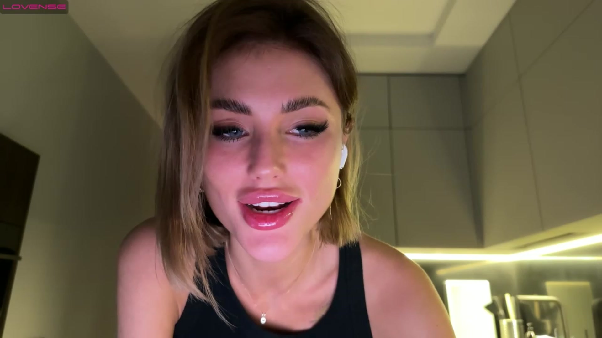 Gallery image thumbnail from Betty_xoxo's myfreecams stream on, 02/15/2023, 15:40 image 3 of 20