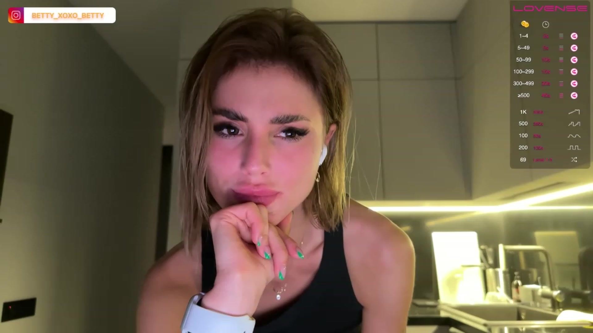 Gallery image thumbnail from Betty_xoxo's myfreecams stream on, 02/19/2023, 18:39 image 13 of 20