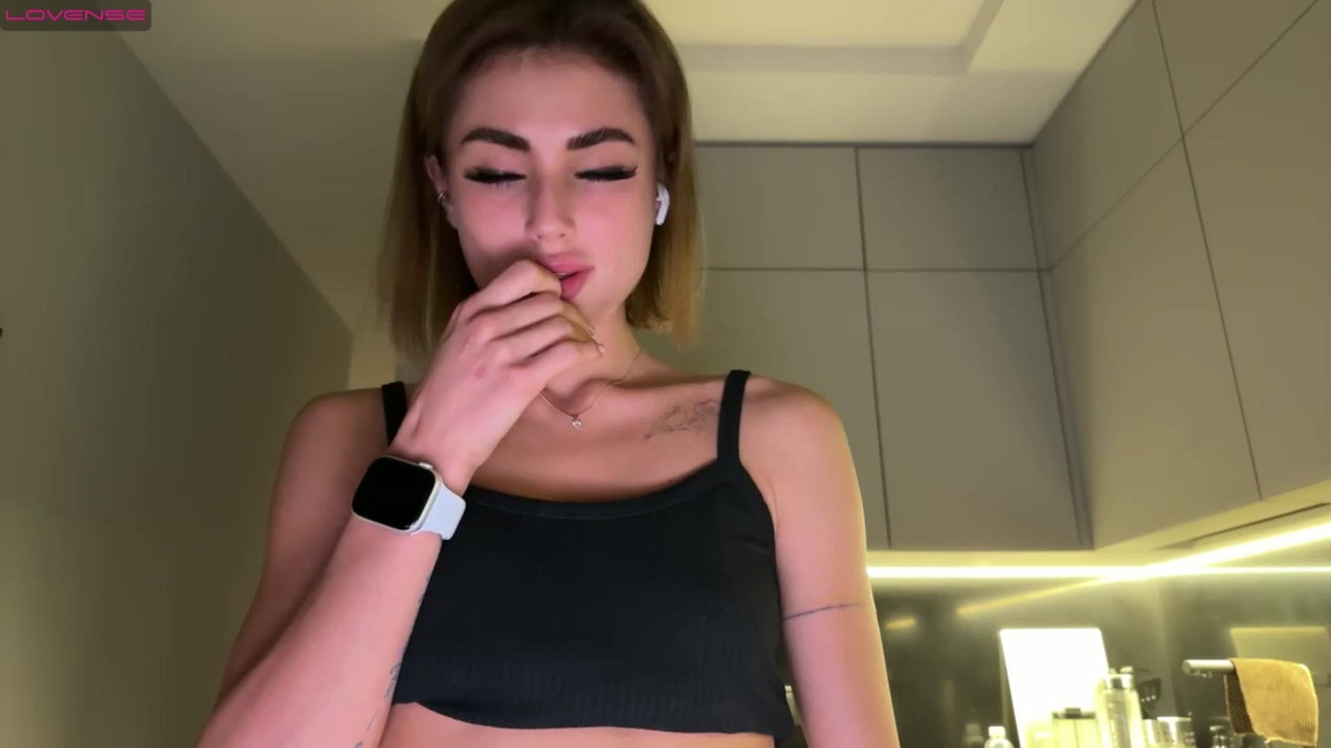 Gallery image thumbnail from Betty_xoxo's myfreecams stream on, 03/14/2023, 16:20 image 16 of 20