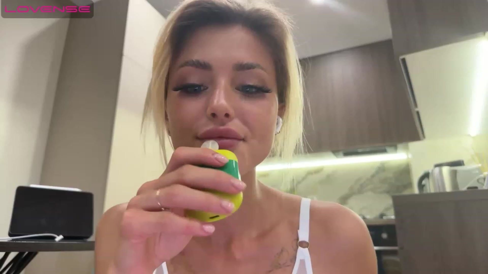 Gallery image thumbnail from Betty_xoxo's myfreecams stream on, 05/27/2023, 15:46 image 11 of 20