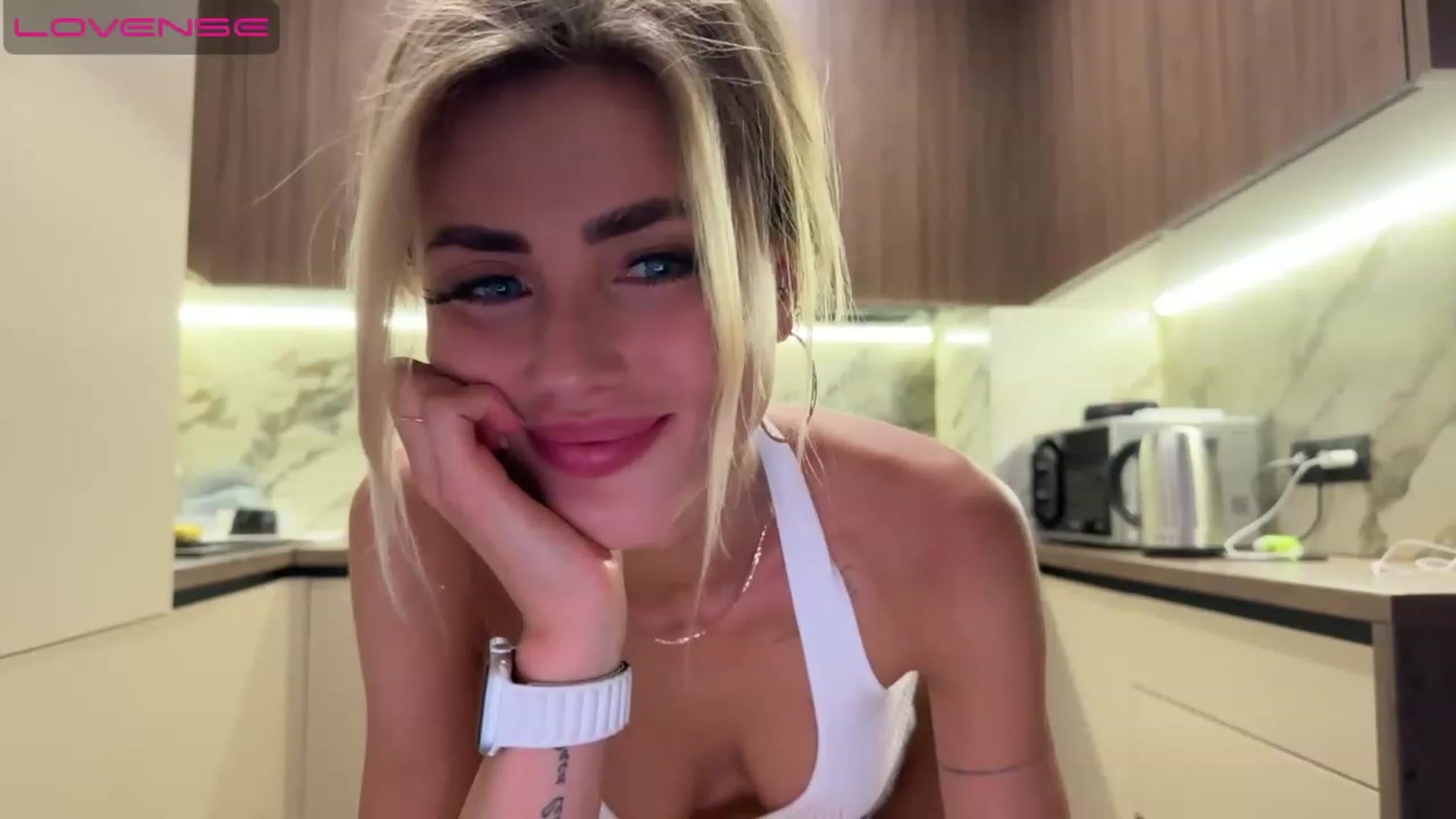 Gallery image thumbnail from Betty_xoxo's myfreecams stream on, 06/03/2023, 17:59 image 19 of 20