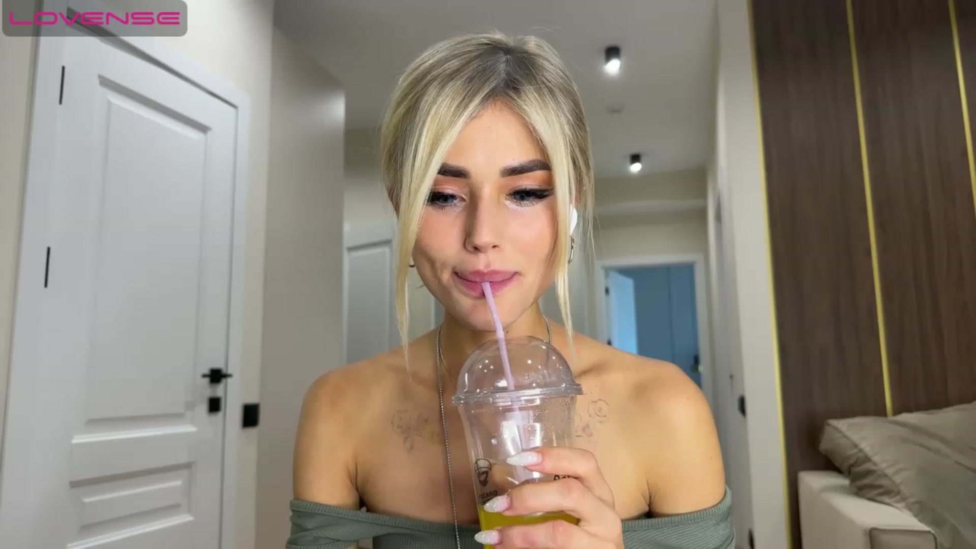 Gallery image thumbnail from Betty_xoxo's myfreecams stream on, 08/07/2023, 16:44 image 1 of 20